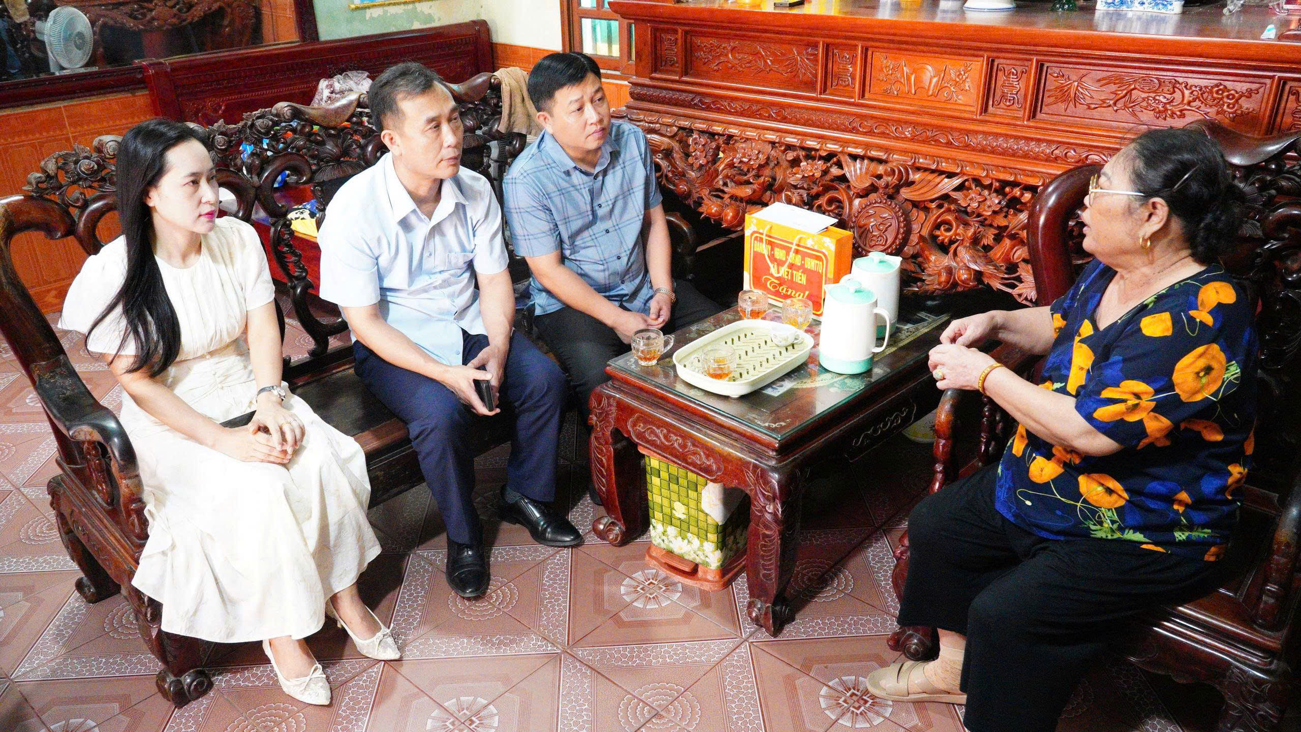 Các đồng chí lãnh đạo xã thăm, tặng quà người có công với cách mạng nhân kỷ niệm 79 năm ngày Thương binh - liệt sĩ (27/7/1947-27/7/2026)