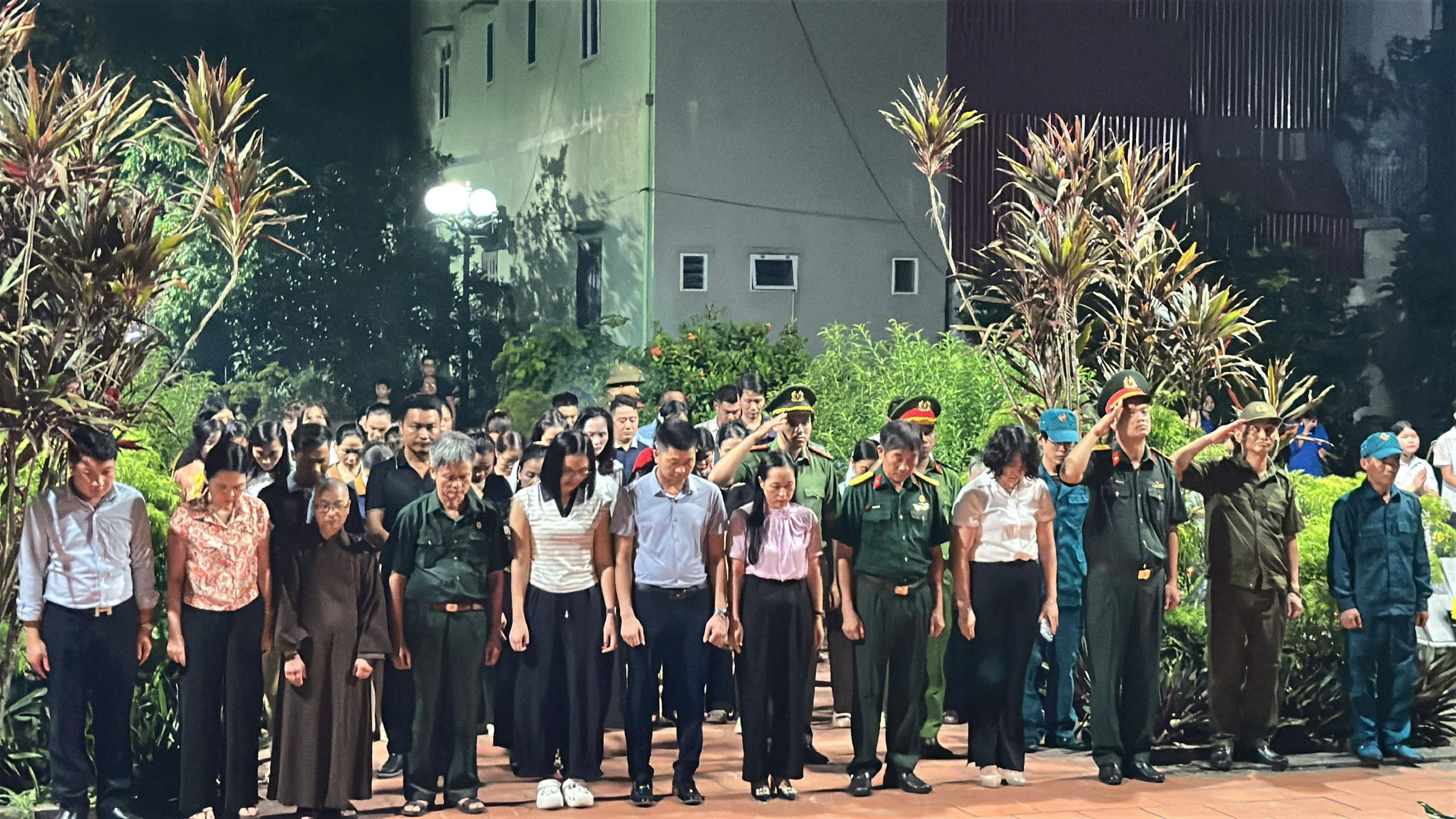 XÃ VIỆT TIẾN THÀNH KÍNH DÂNG HƯƠNG, THẮP NẾN TRI ÂN CÁC ANH HÙNG LIỆT SĨ