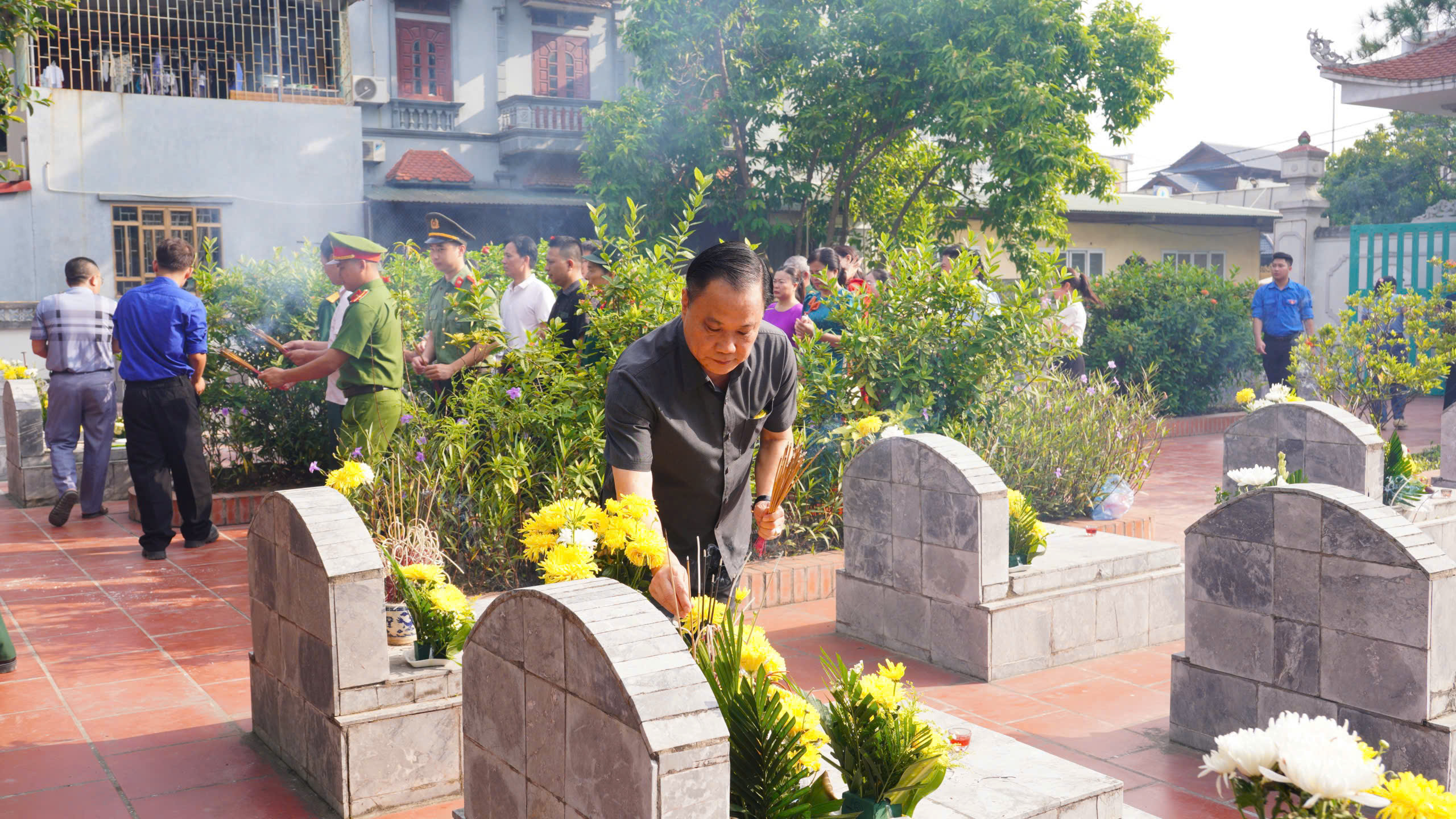 Lãnh đạo xã Việt Tiến dâng hương tưởng niệm các anh hùng liệt sĩ nhân kỷ niệm 79 năm ngày thương binh liệt sĩ