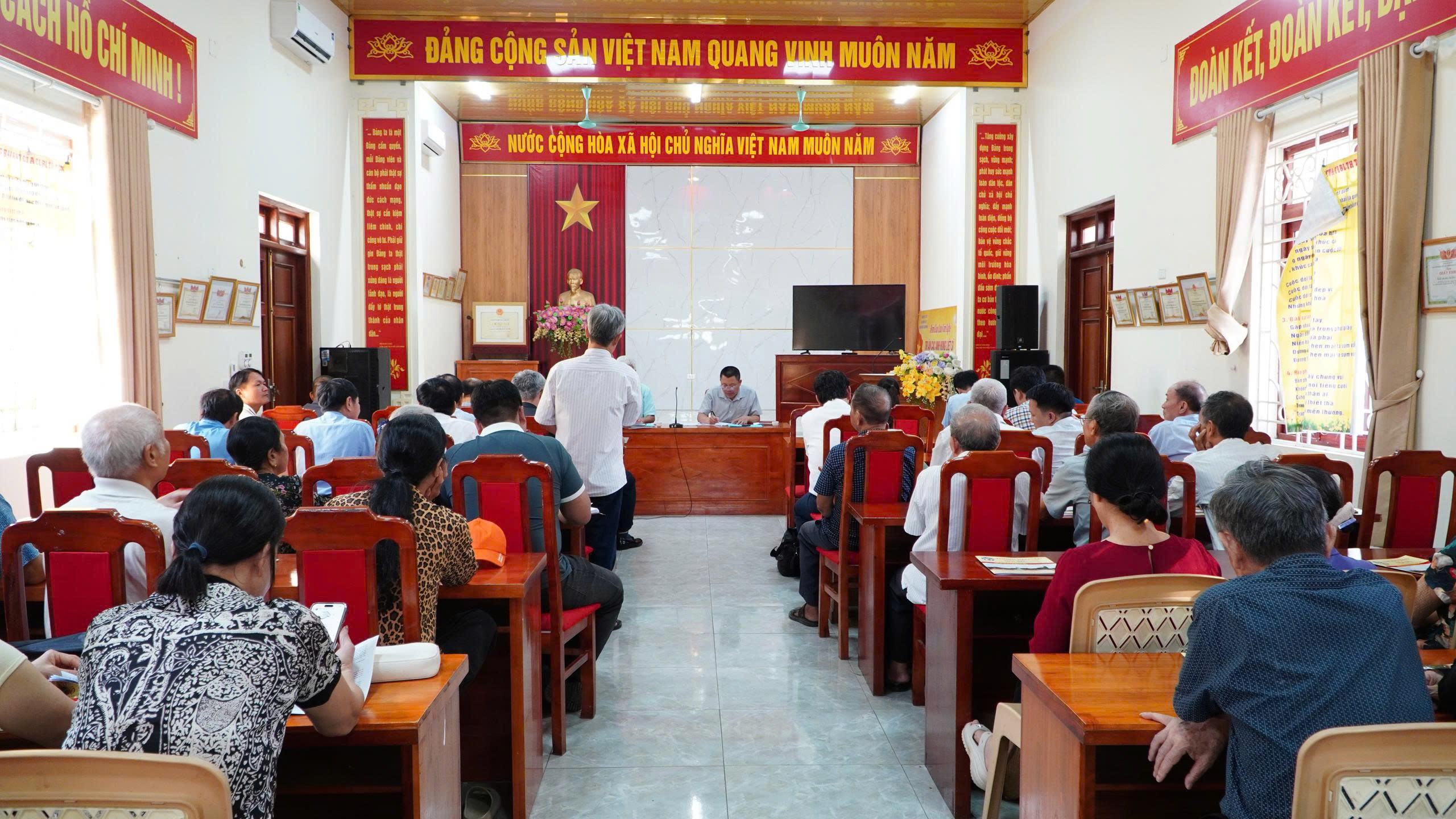 Đồng chí Nguyễn Đức Đoàn dự sinh hoạt Chi bộ thôn Yên Lịch tập trung giải quyết kiến nghị của Nhân dân về cấp Giấy chứng nhận quyền sử dụng đất