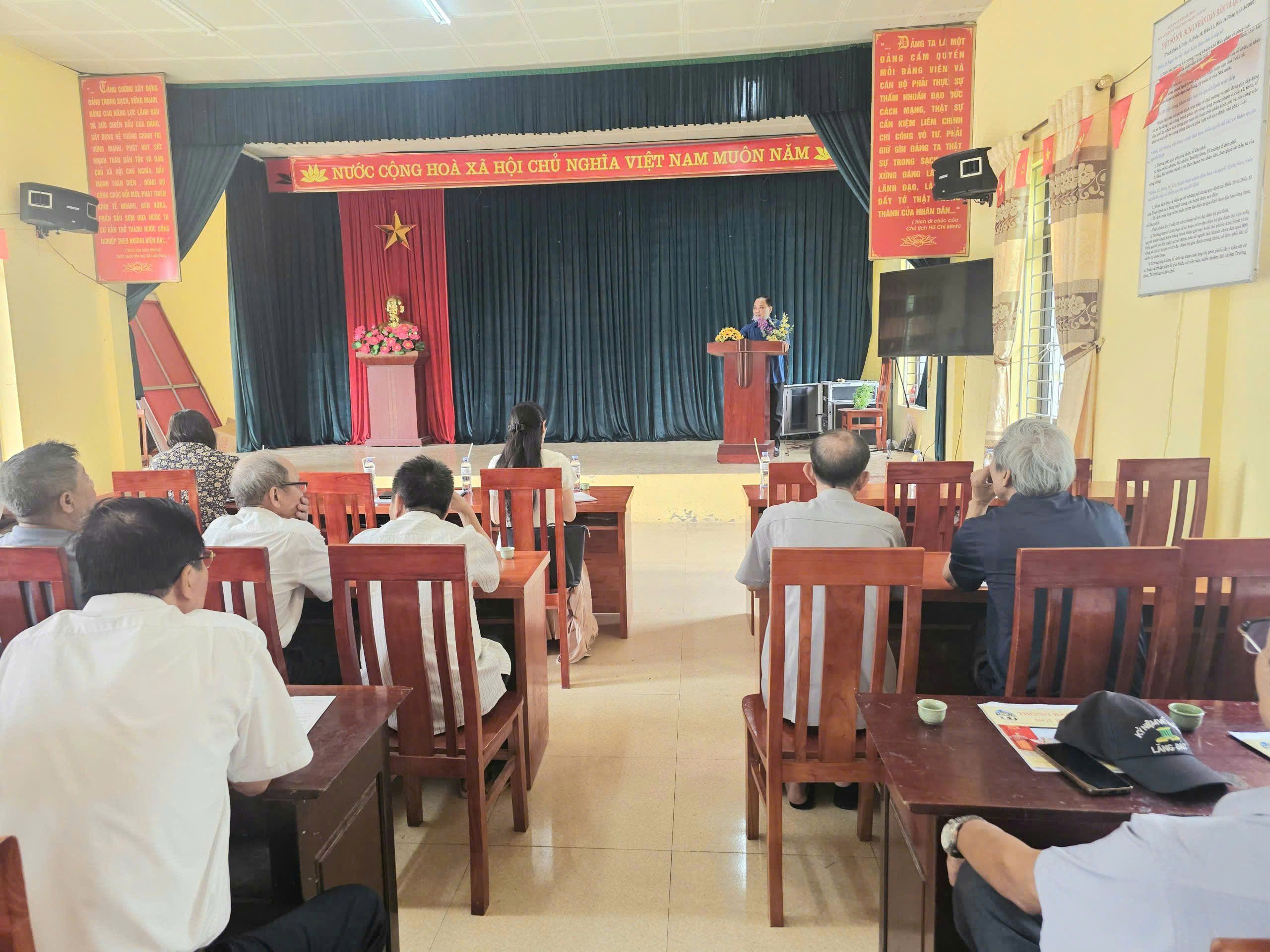 Đồng chí Hoàng Văn Tựu – Bí thư Đảng ủy, Chủ tịch HĐND xã dự sinh hoạt Chi bộ thôn Việt Hòa