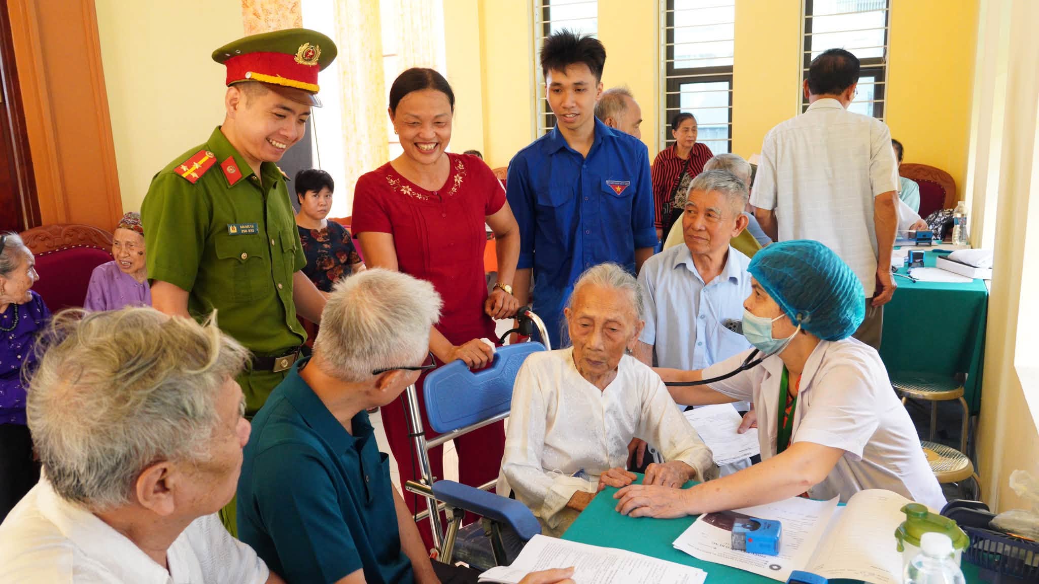 Xã Việt Tiến tổ chức chương trình khám sức khỏe, tư vấn và tặng quà tri ân người có công nhân dịp kỷ niệm 79 năm Ngày Thương binh – Liệt sĩ (27/7/1947 – 27/7/2026)