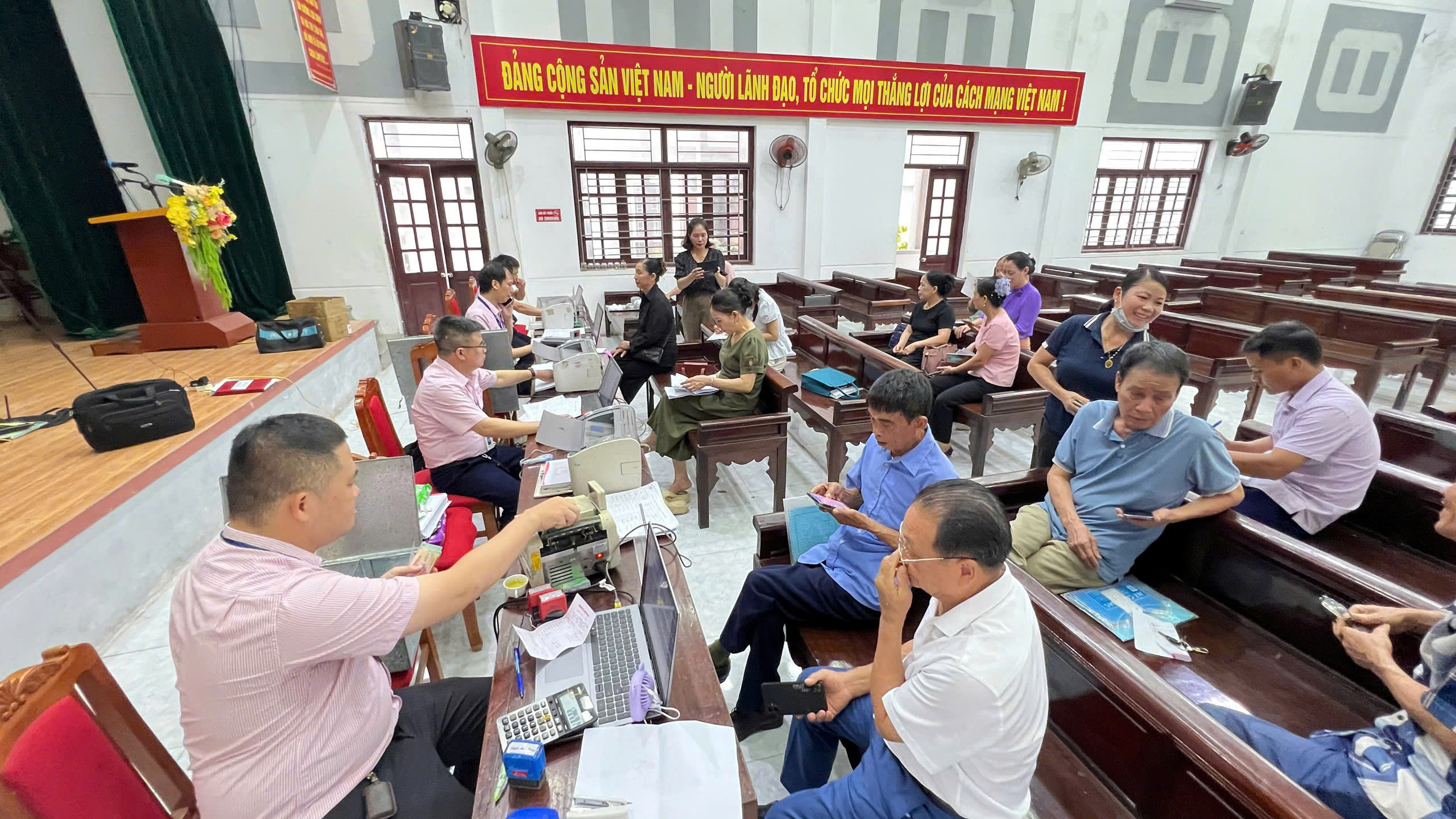 PHÒNG GIAO DỊCH NHCSXH KHOÁI CHÂU ĐẨY MẠNH TRIỂN KHAI TÍN DỤNG CHÍNH SÁCH - GÓP PHẦN HIỆN THỰC HÓA MỤC TIÊU TĂNG TRƯỞNG HAI CON SỐ