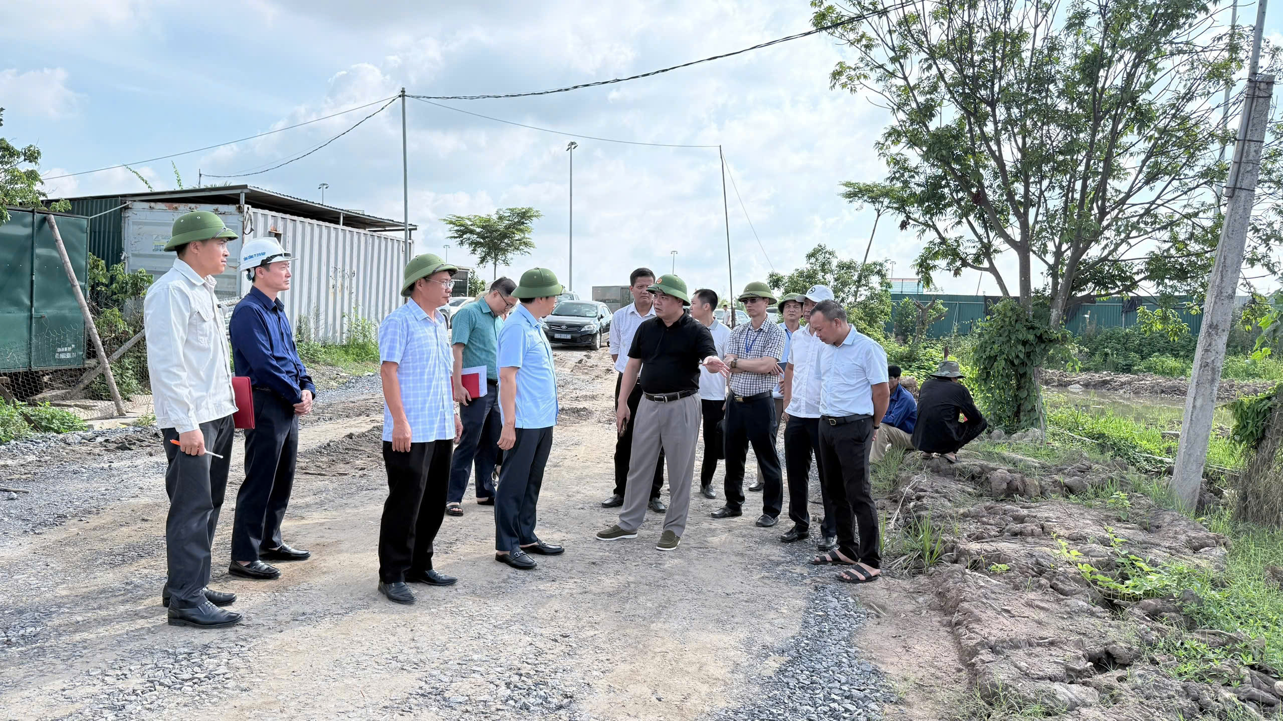 Đồng chí Lại Văn Hoàn - Phó chủ tịch UBND tỉnh kiểm tra công tác giải phóng mặt bằng các dự án trọng điểm trên địa bàn xã Việt Tiến