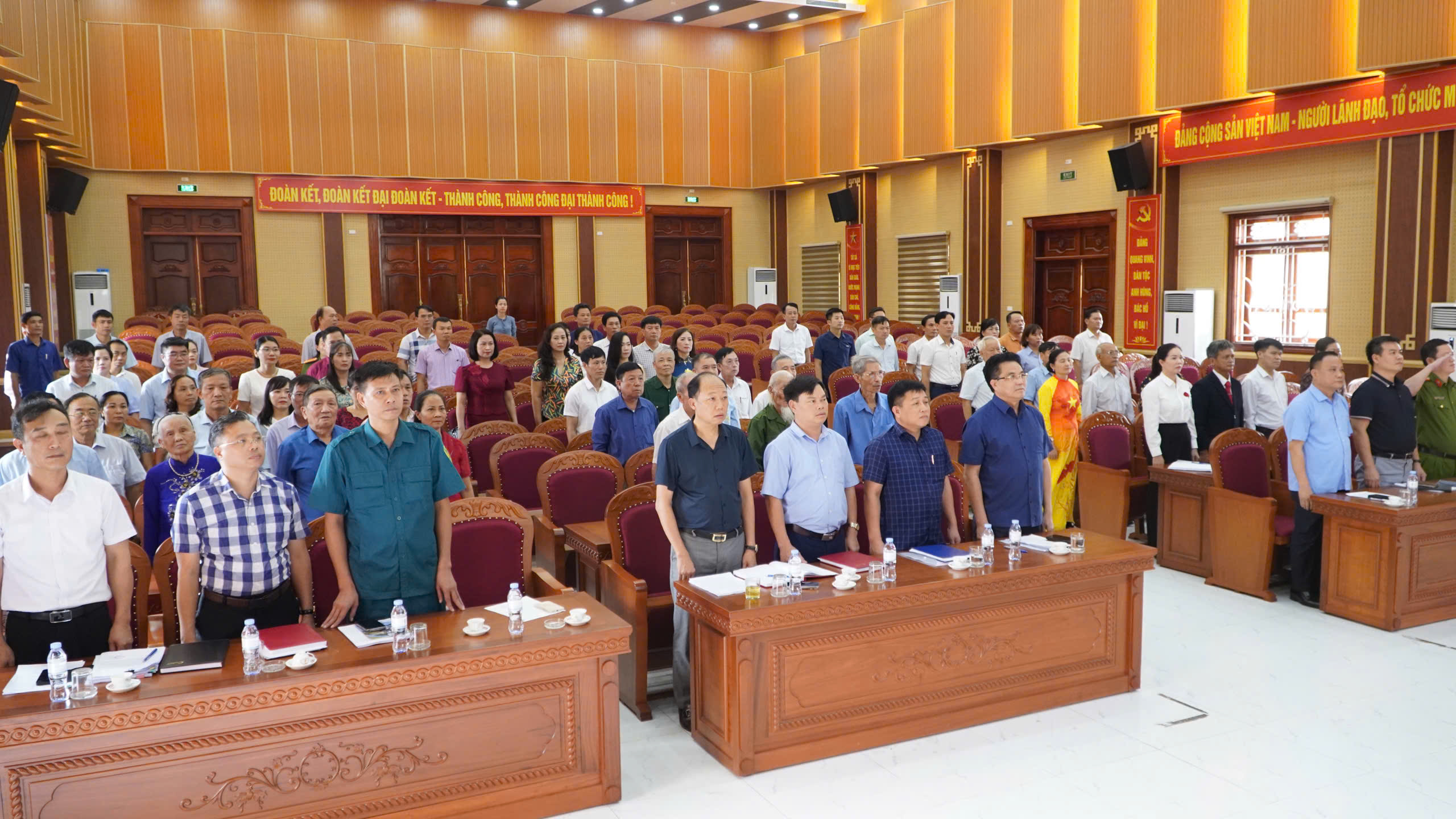 Đồng chí Lê Quang Hòa Ủy viên Ban Thường vụ Tỉnh Ủy– Chủ nhiệm Ủy Ban kiểm tra Tỉnh ủy trao tặng huy hiệu Đảng đợt 2/9 tại xã Việt Tiến
