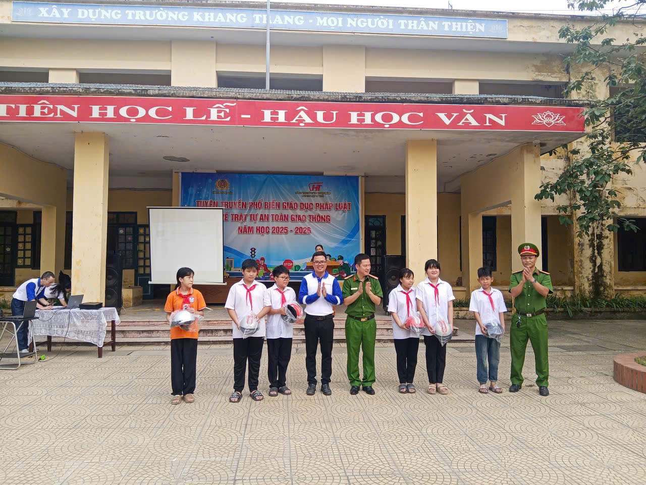 Trường TH&THCS Việt Hòa phối hợp với công an xã Việt Tiến tổ chức tuyên truyền giáo dục pháp luật về trật tự an toàn giao thông