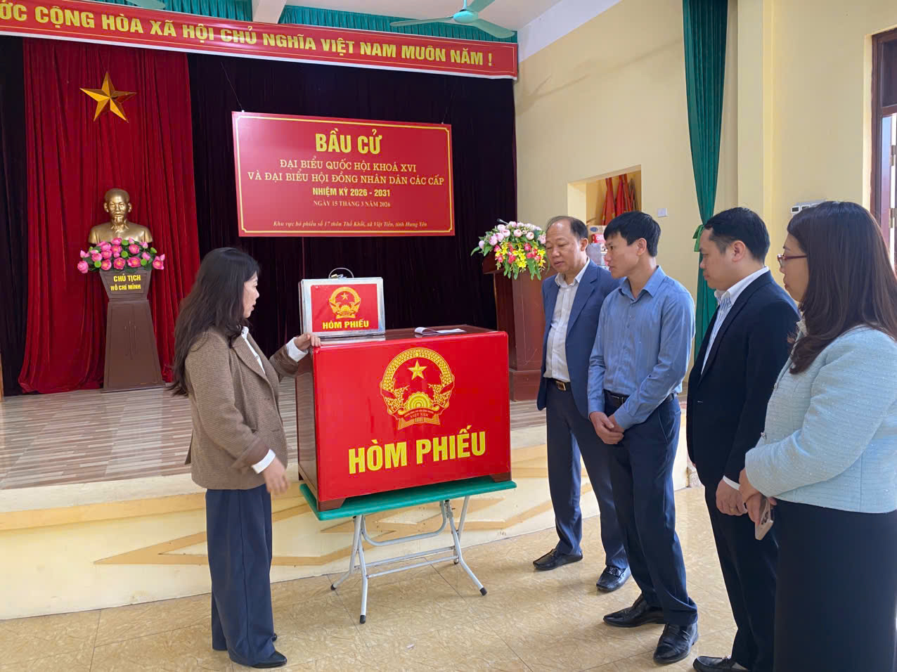 Uỷ ban bầu cử tỉnh Hưng Yên kiểm tra công tác bầu cử tại xã Việt Tiến