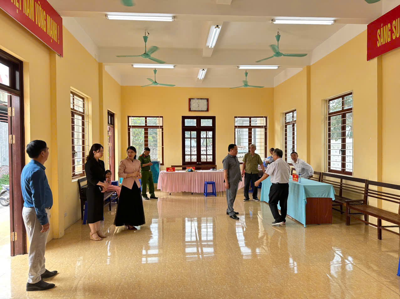 Lãnh đạo xã Việt Tiến kiểm tra công tác chuẩn bị bầu cử tại các khu vực bỏ phiếu