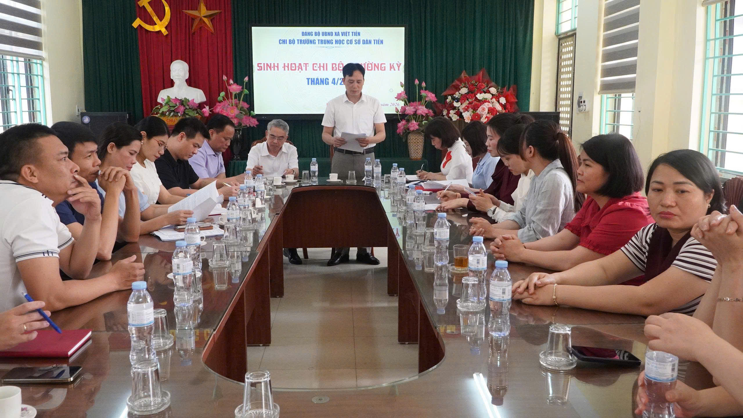 Đồng chí Phạm Đồng Thụy -  Giám đốc Sở Giáo dục và Đào tạo tỉnh Hưng Yên dự họp chi bộ thường kỳ Trường THCS Dân Tiến
