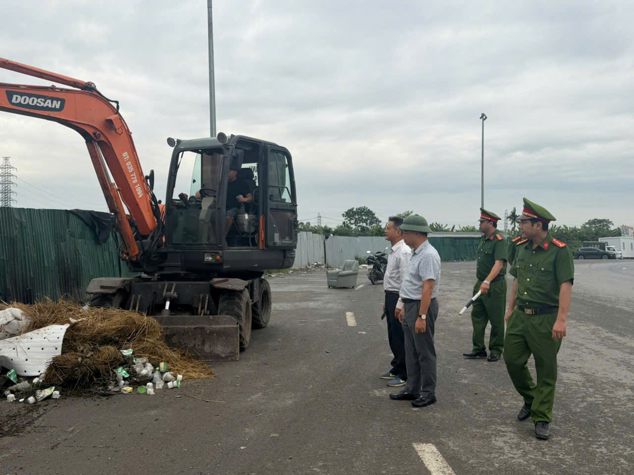 Xã Việt Tiến ra quân giải tỏa vi phạm trật tự mỹ quan đô thị và vệ sinh môi trường