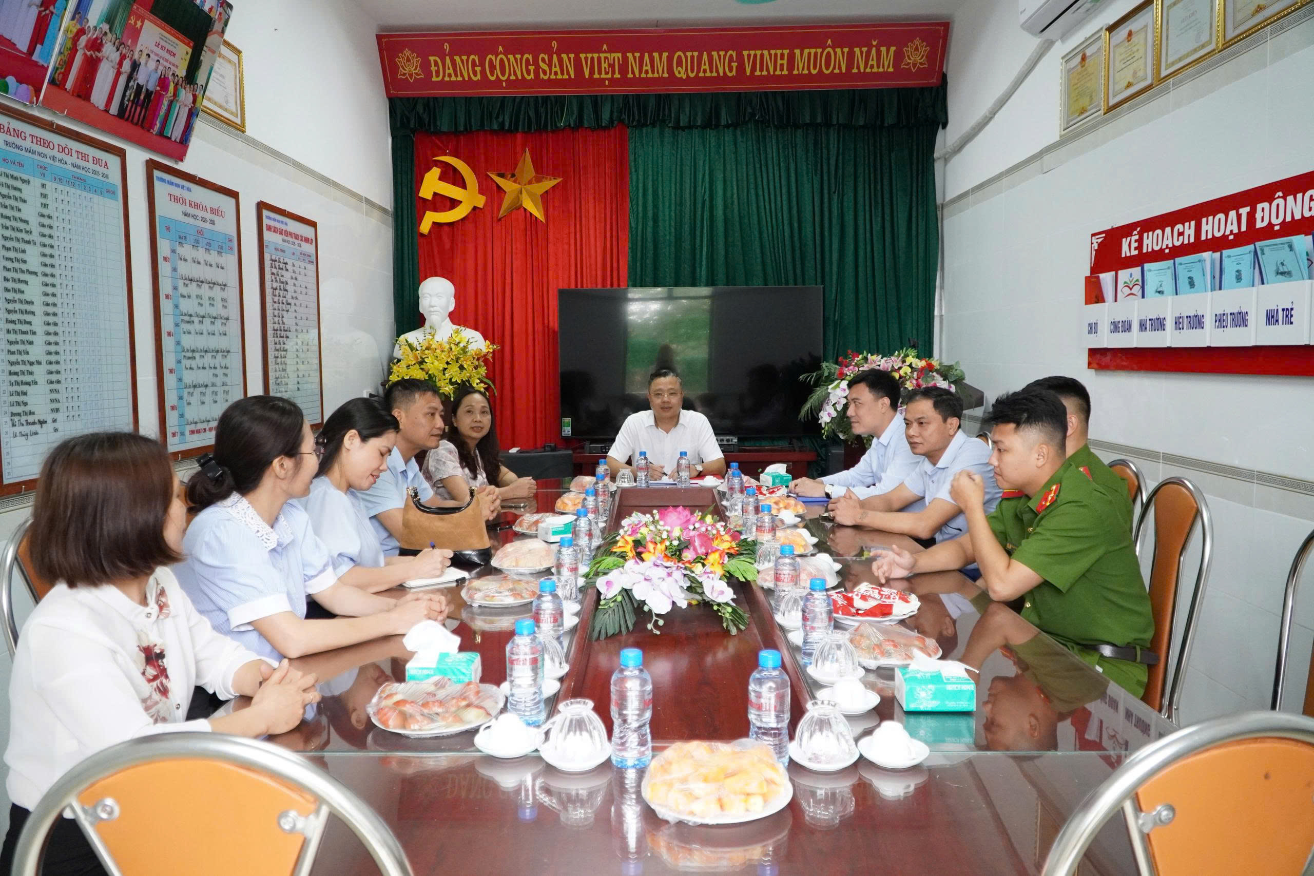 Xã Việt Tiến tăng cường kiểm tra, bảo đảm an toàn thực phẩm đối với các cơ sở thực phẩm, bếp ăn tập thể, trường học trên địa bàn