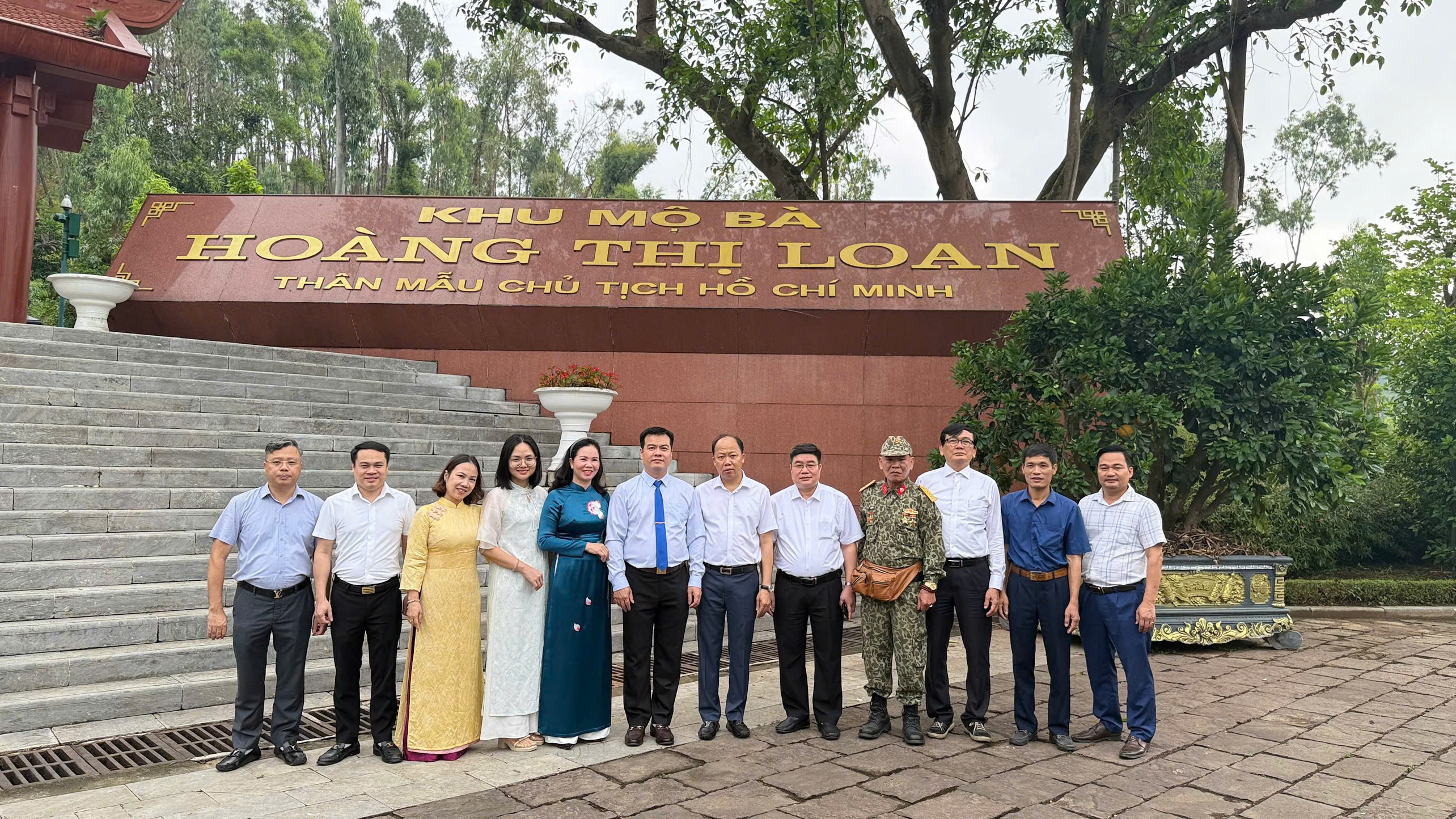 Xã Việt Tiến long trọng tổ chức dâng hương, báo công tại quê hương Chủ tịch Hồ Chí Minh và khảo cứu dự án xây dựng Tượng đài gắn với công trình Bắc Hưng Hải