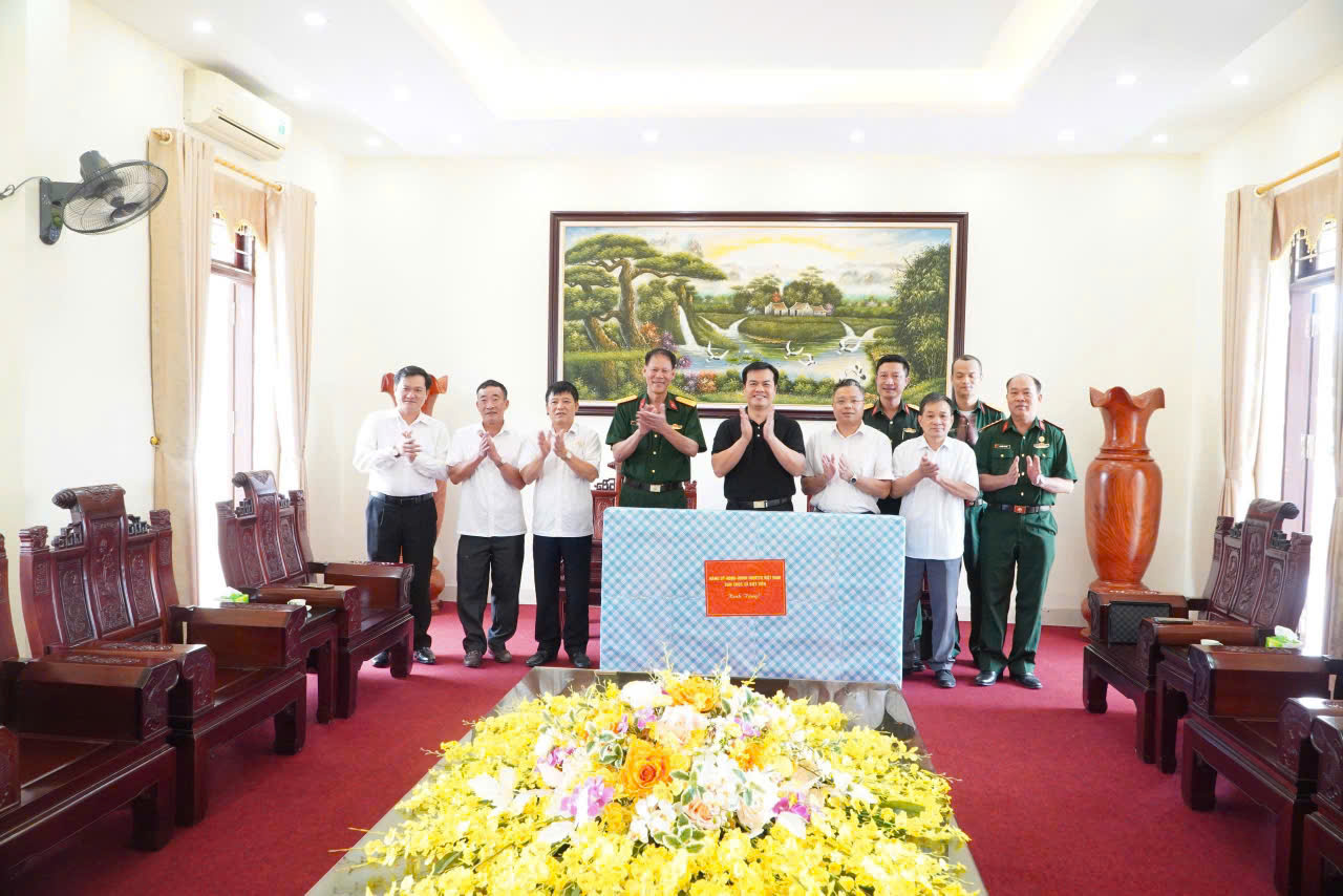 Xã Việt Tiến tổ chức thăm hỏi, động viên và tặng quà tân binh nhập ngũ năm 2026