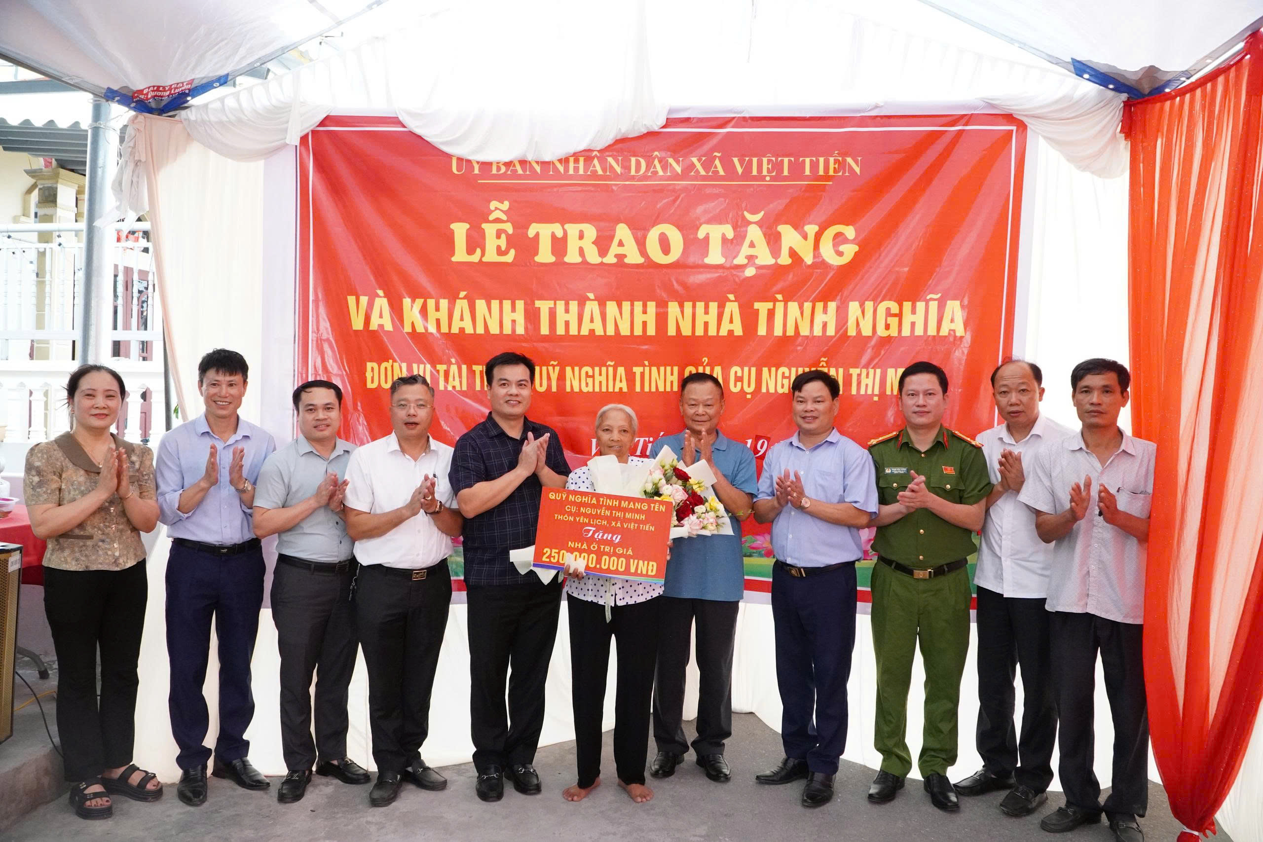 Xã Việt Tiến tổ chức Hội nghị khánh thành, bàn giao nhà tình nghĩa cho hộ gia đình bà Hoàng Thị Trước thôn Vân Nội xã Việt Tiến