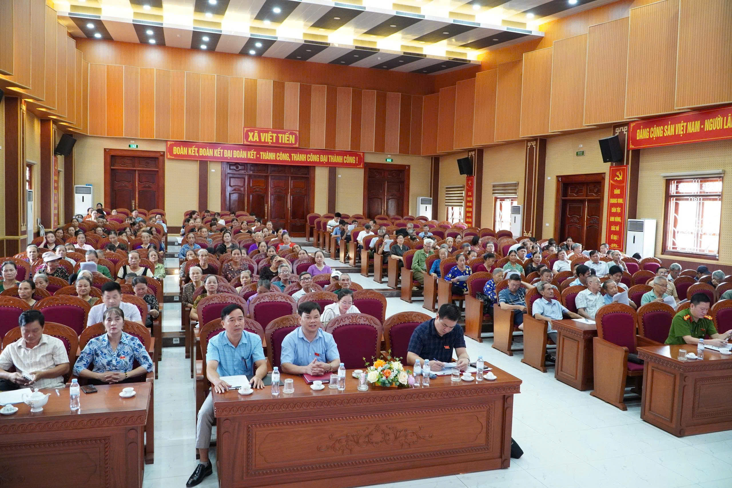XÃ VIỆT TIẾN TỔ CHỨC HỘI NGHỊ TRIỂN KHAI DỰ THẢO ĐỀ ÁN SẮP XẾP THÔN, TỔ DÂN PHỐ; TIẾP XÚC CỬ TRI VÀ ĐỐI THOẠI VỚI NHÂN DÂN NĂM 2026