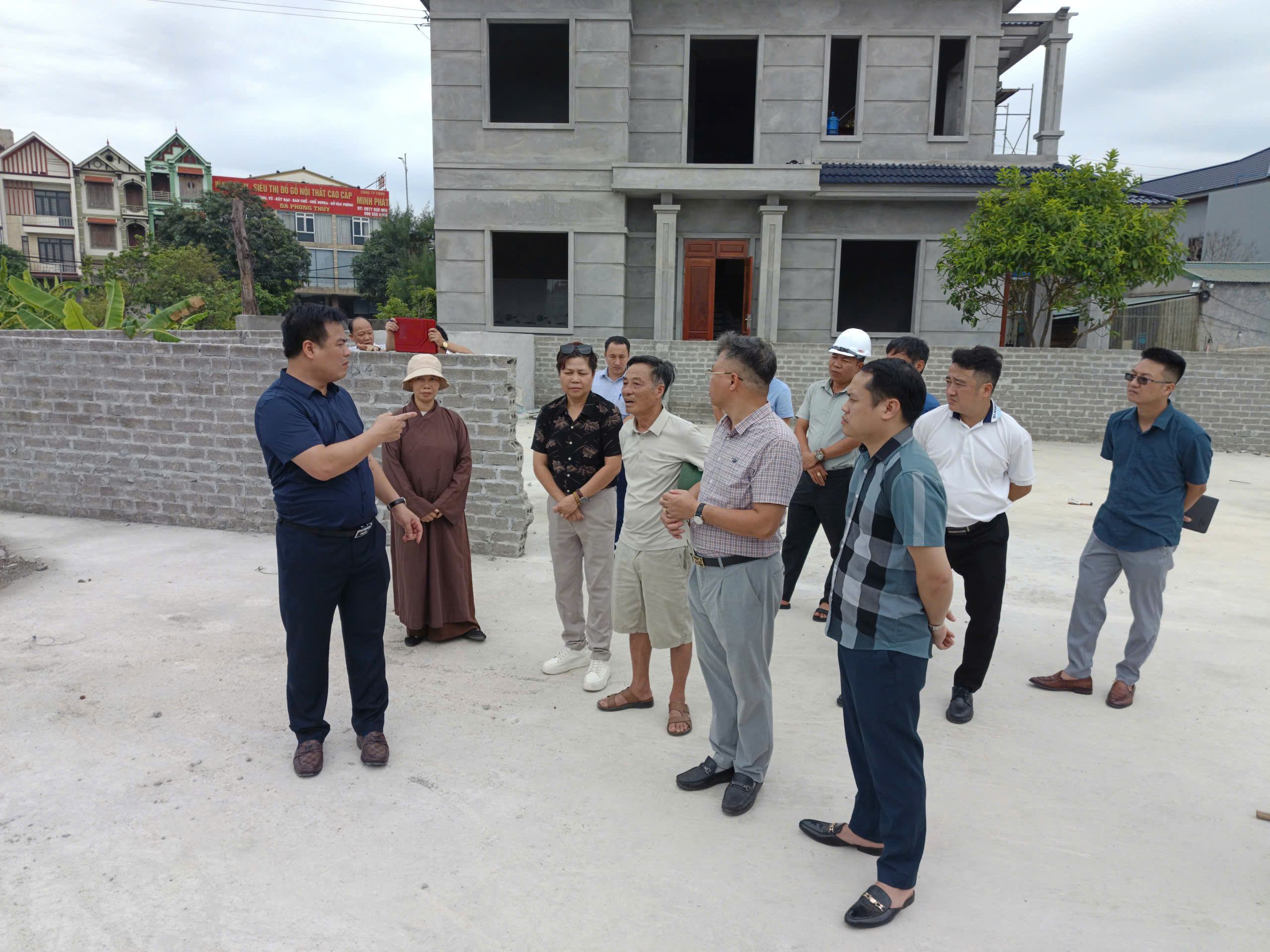 Lãnh đạo xã Việt Tiến kiểm tra thực địa phục vụ công tác động thổ chùa Vân Nội