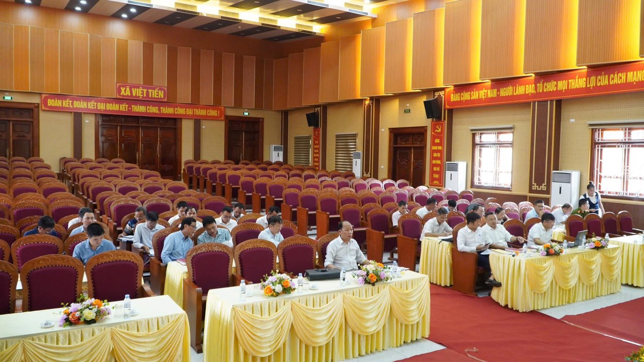 Xã Việt Tiến tổ chức Hội nghị triển khai công tác rà soát hộ nghèo,  hộ cận nghèo năm 2025