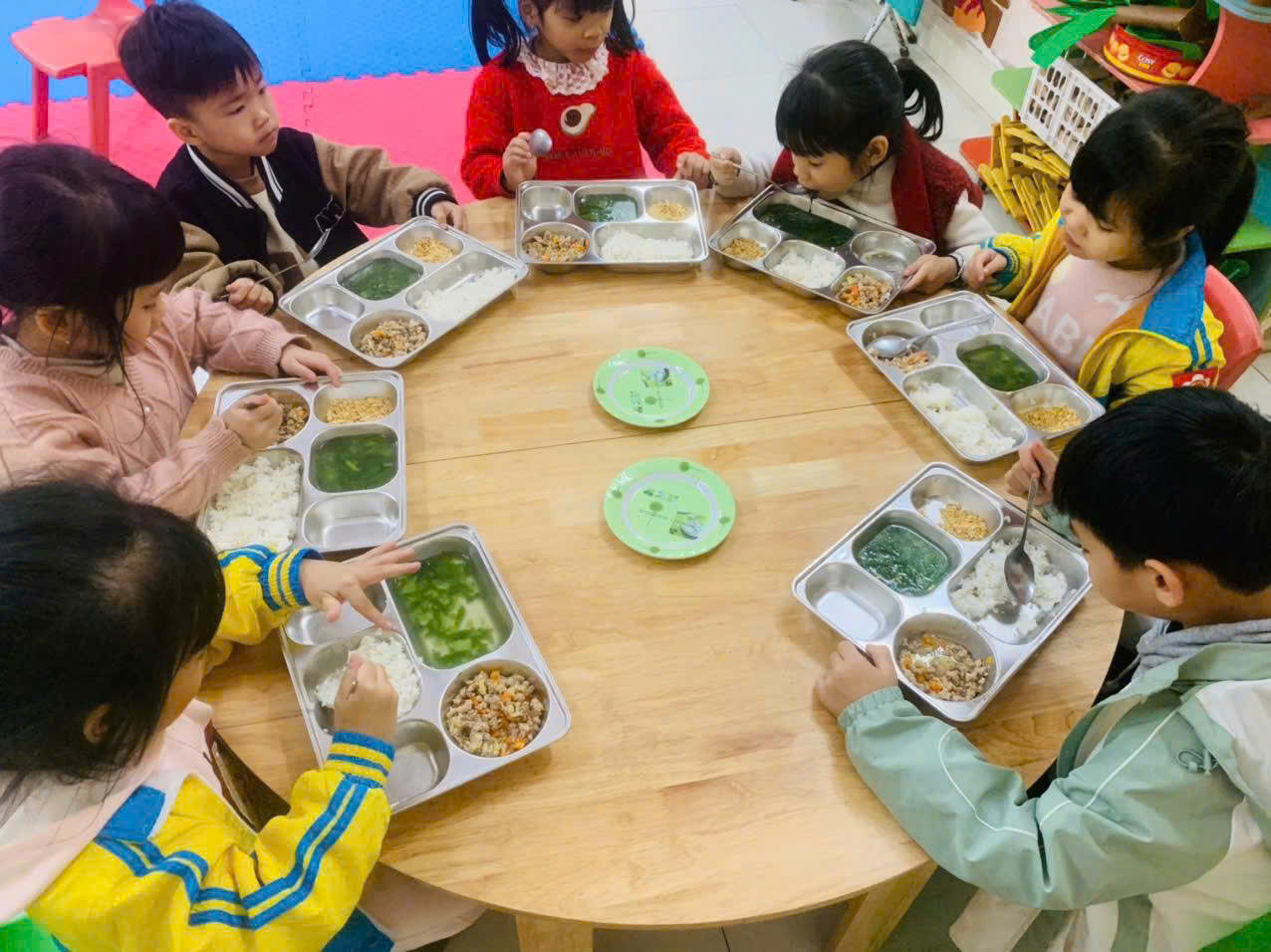 Bữa ăn bán trú tại Trường mầm non Đồng Tiến - Năng lượng giúp trẻ tham gia tốt các hoạt động trong ngày.