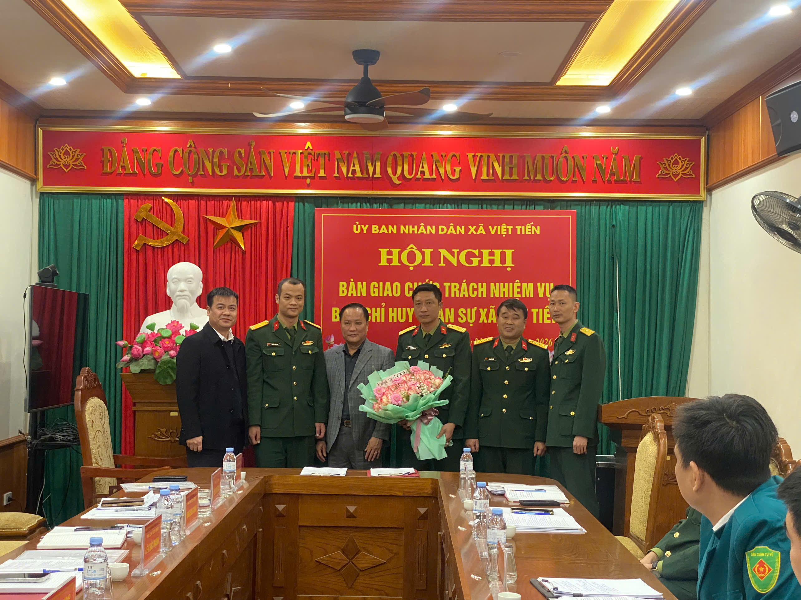 Hội nghị bàn giao chức trách nhiệm vụ Ban chỉ huy quân sự xã Việt Tiến