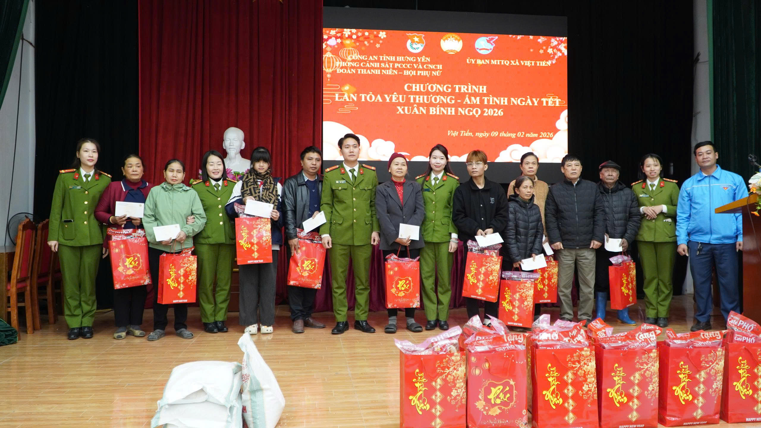 Chi đoàn Công an xã Việt Tiến và Chi đoàn Trường Đại học Sư phạm Kỹ thuật Hưng Yên phối hợp Đoàn xã Việt Tiến trao quà cho các em có hoàn cảnh khó khăn