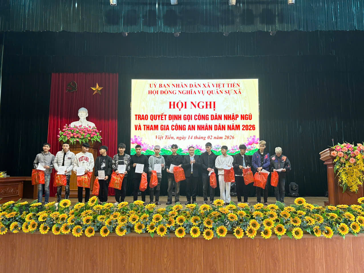 HỘI ĐỒNG NGHĨA VỤ QUÂN SỰ XÃ VIỆT TIẾN (HƯNG YÊN) TỔ CHỨC TRAO QUYẾT ĐỊNH GỌI CÔNG DÂN NHẬP NGŨ VÀ THỰC HIỆN NGHĨA VỤ THAM GIA CÔNG AN NHÂN DÂN NĂM 2026
