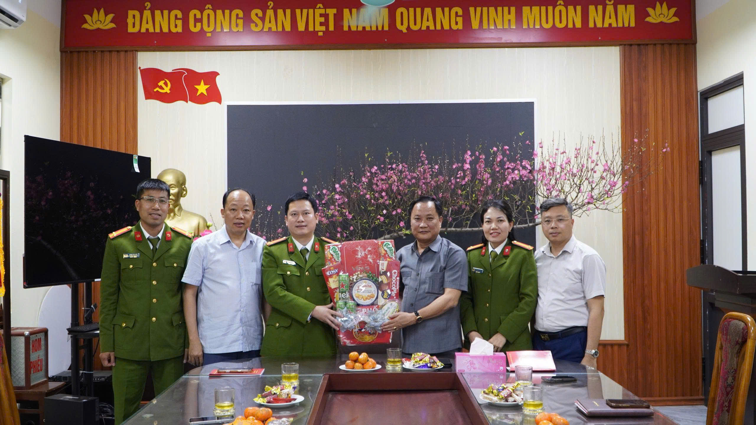 CÁC ĐỒNG CHÍ LÃNH ĐẠO XÃ VIỆT TIẾN THĂM, CHÚC TẾT CÁC ĐƠN VỊ TRỰC TẾT XUÂN BÍNH NGỌ 2026