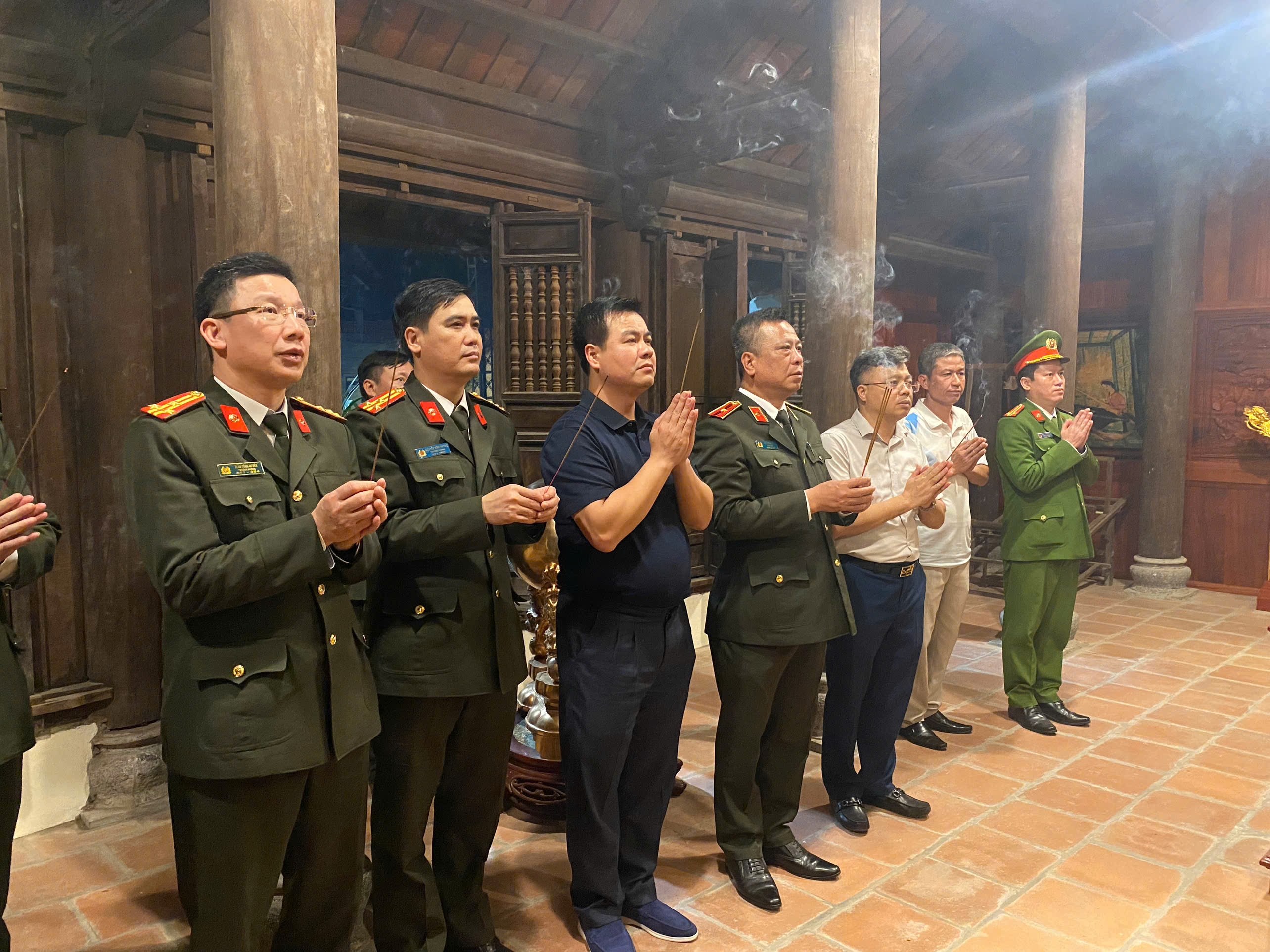Thiếu tướng Trần Xuân Ánh – Giám đốc công an tỉnh Hưng Yên dâng hương tưởng niệm Bà Hoàng Thị Loan