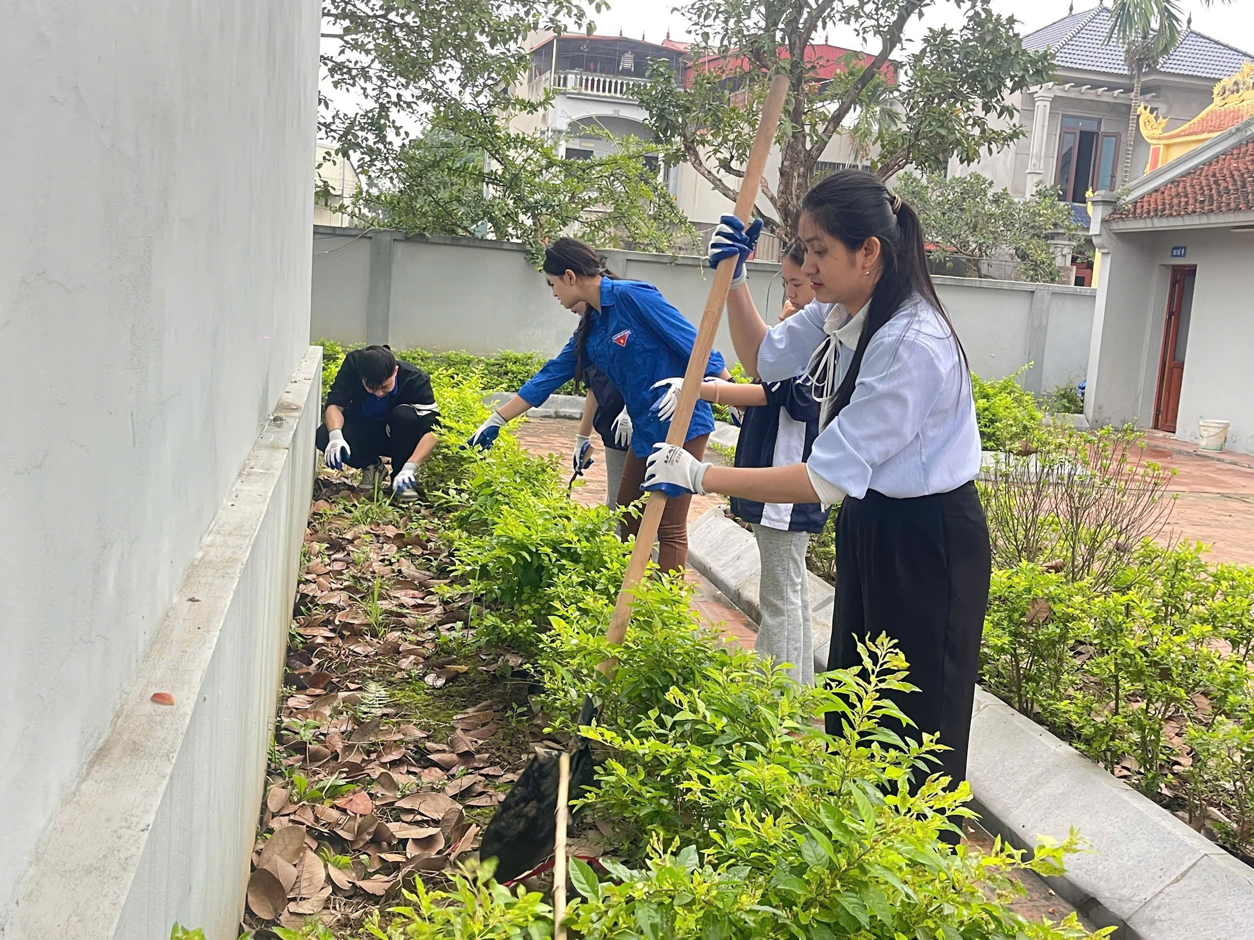 Hoạt động ý nghĩa của tuổi trẻ Việt Tiến tại Nhà tưởng niệm Bà Hoàng Thị Loan nhân dịp Xuân Bính Ngọ