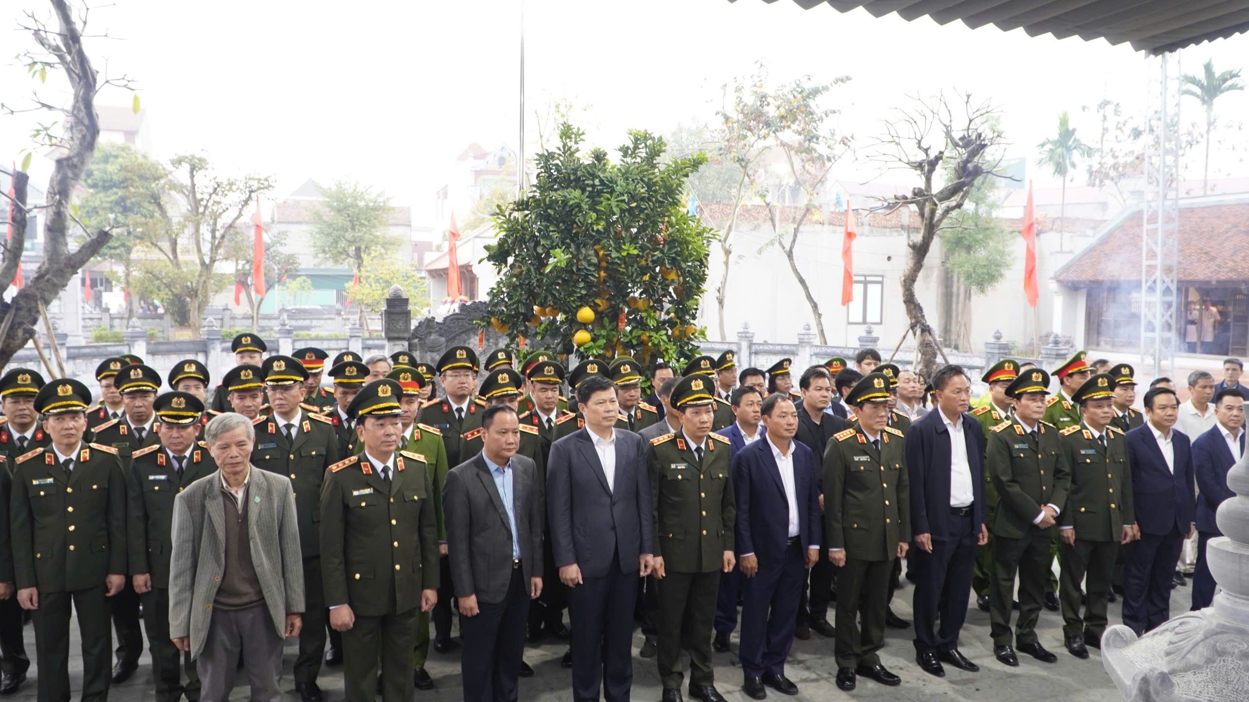 Đại tướng Lương Tam Quang - Ủy viên Bộ Chính trị, Bộ trưởng Bộ công an dâng hương, trồng cây lưu niệm tại Nhà tưởng niệm Bà Hoàng Thị Loan