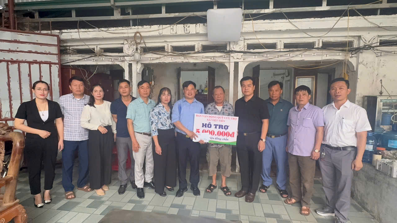Ban Vận động Quỹ Cứu trợ xã Việt Tiến thăm hỏi, hỗ trợ cháu Nguyễn Thị Vân Anh thôn Cao Quán có hoàn cảnh đặc biệt khó khăn