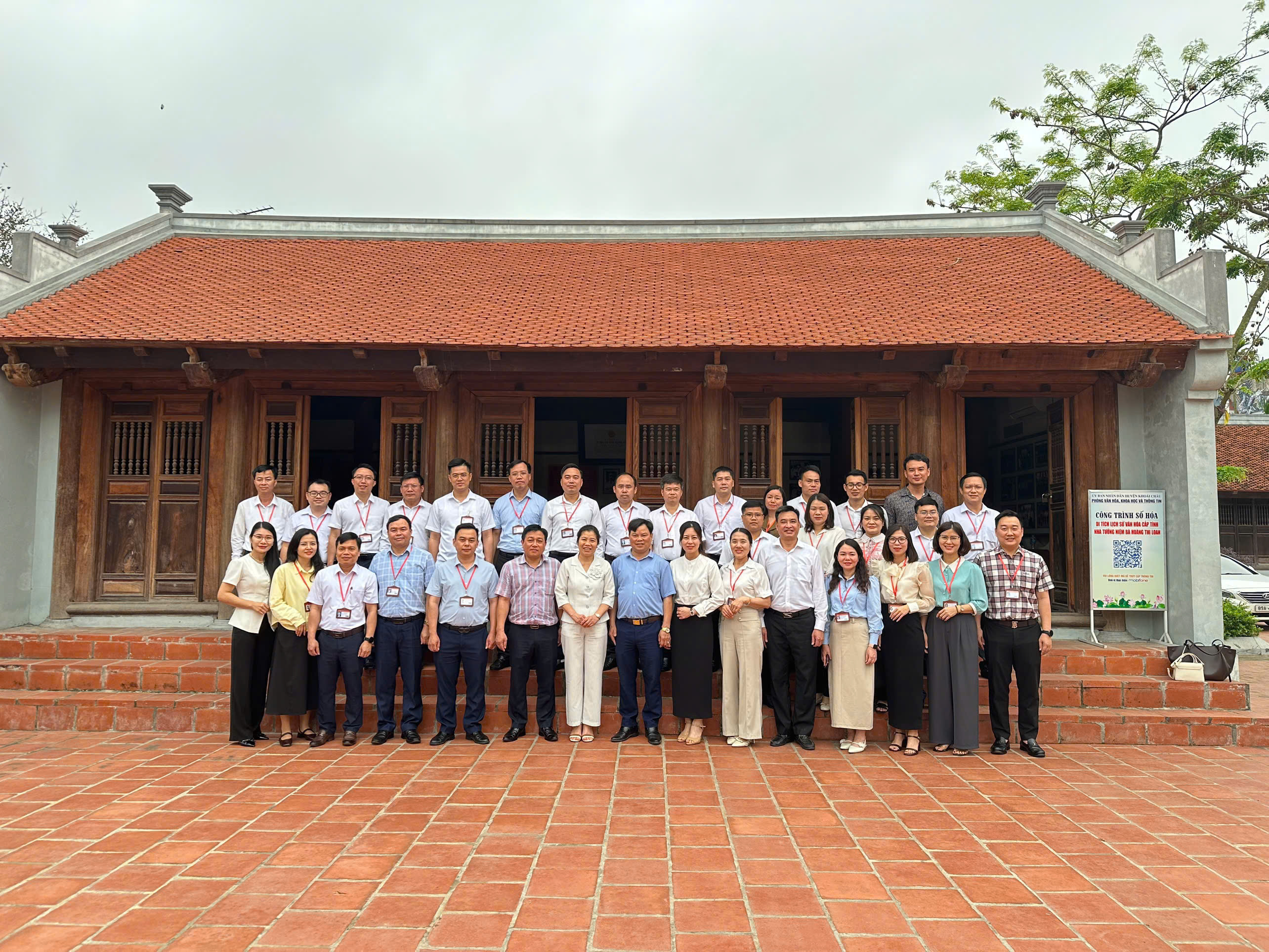 Đoàn công tác khoa tư tưởng Hồ Chí Minh dâng hương tại Nhà tưởng niệm Bà Hoàng Thị Loan