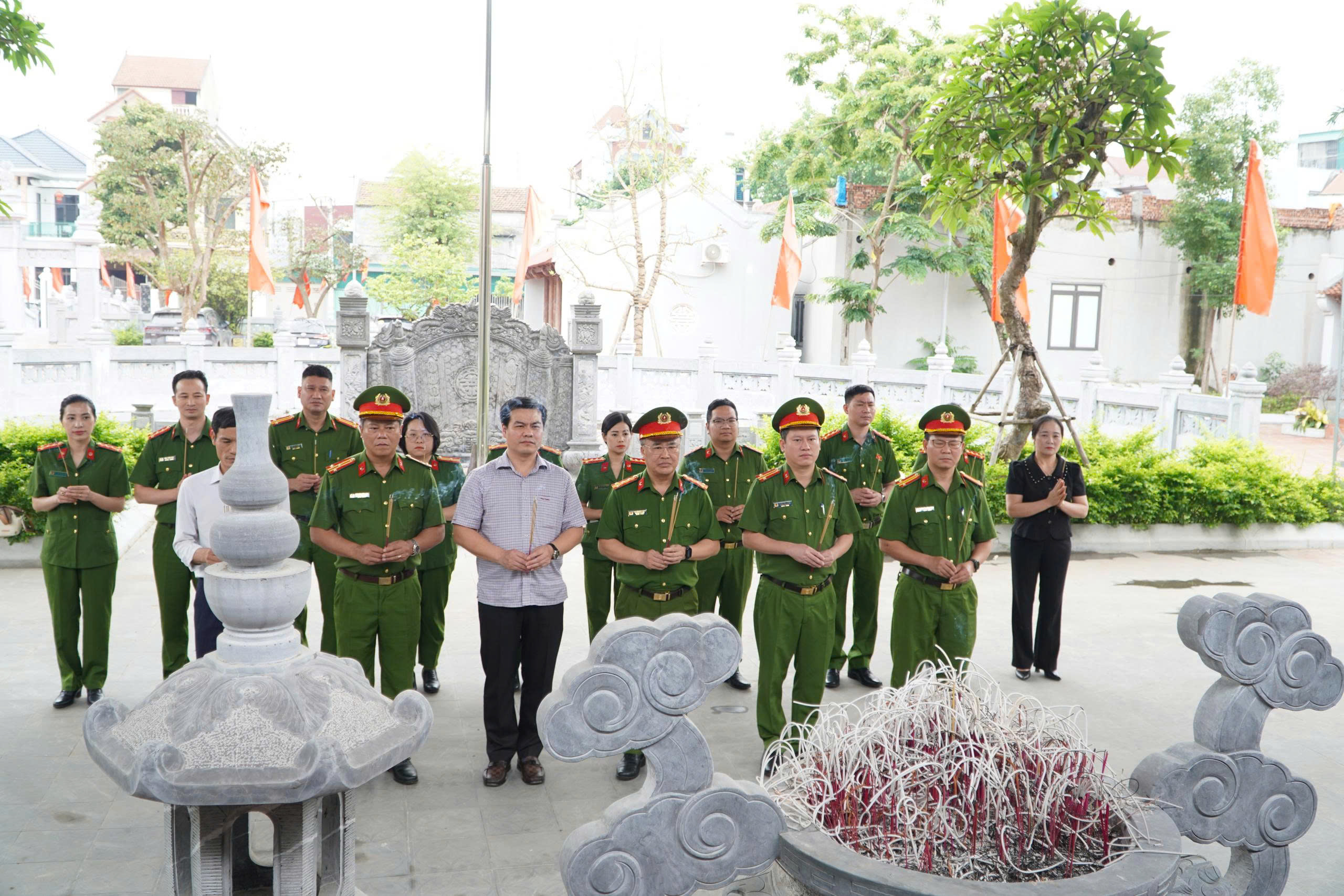 Đoàn công tác Cục Cảnh sát điều tra tội phạm về ma tuý (C04)- Bộ Công an dâng hương tại Nhà tưởng niệm Bà Hoàng Thị Loan