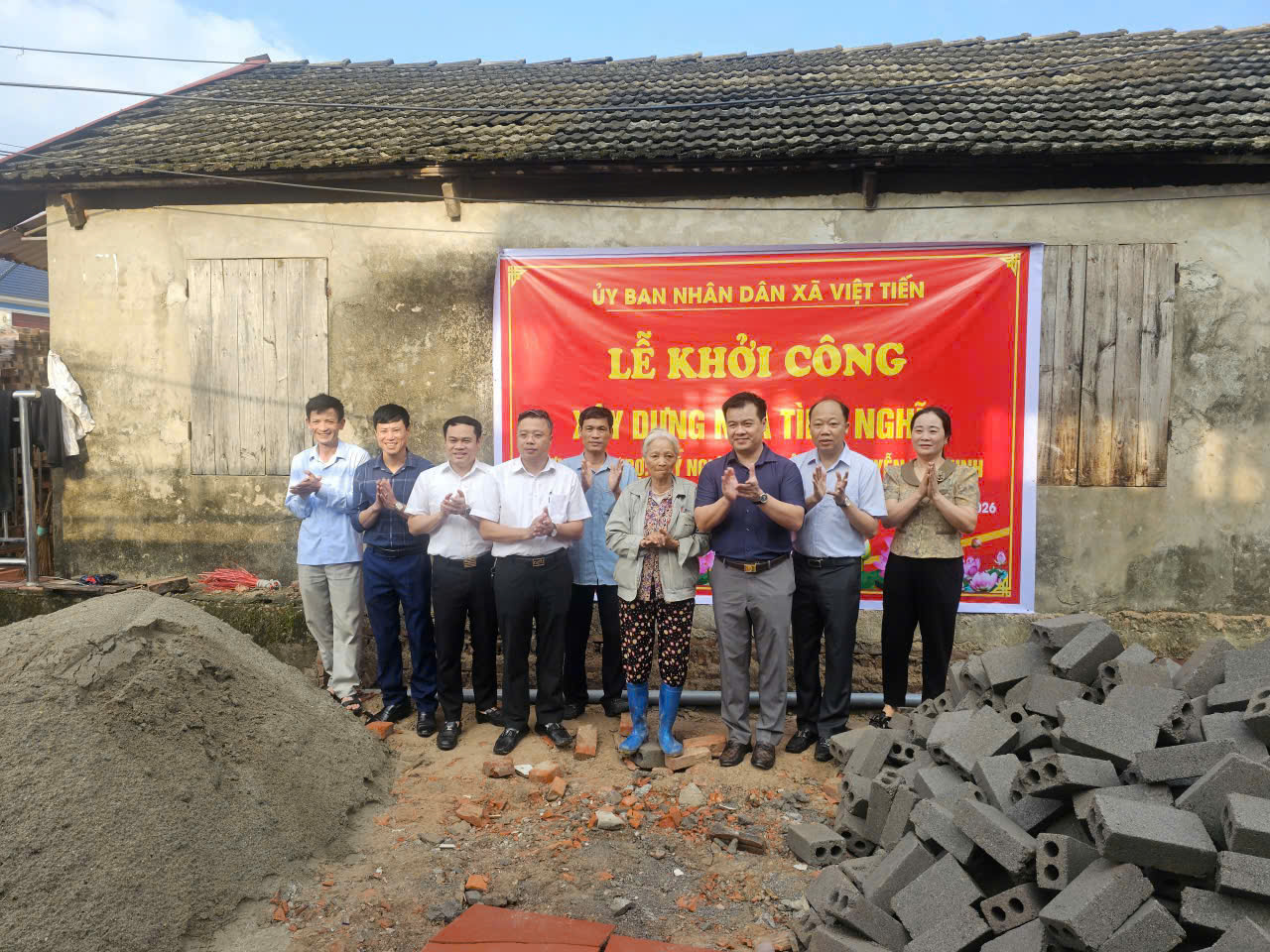 Lễ khởi công xây dựng nhà tình nghĩa cho hộ gia đình bà Hoàng Thị Trước