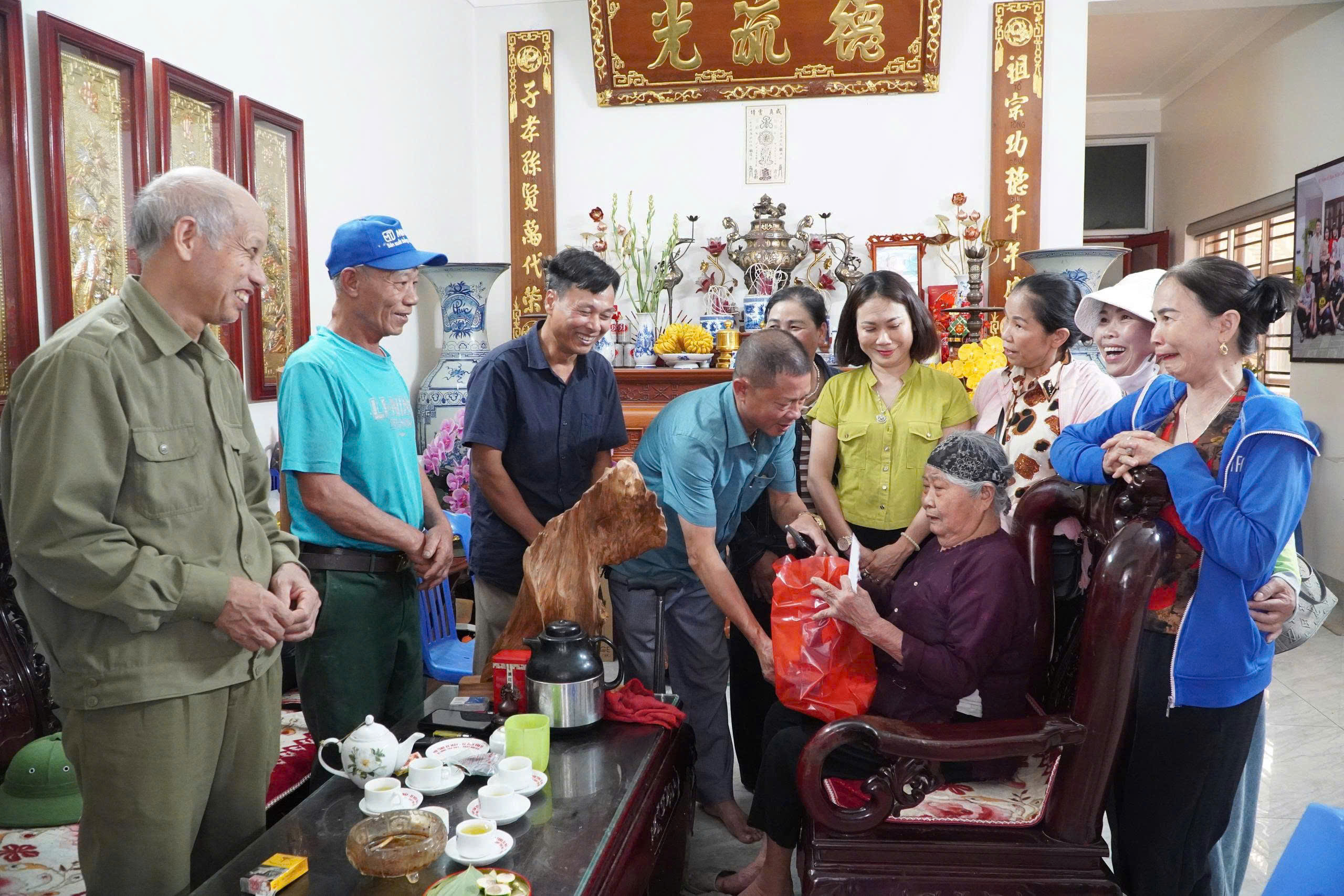 Tri ân người có công – Lan tỏa yêu thương tới trẻ mồ côi  tại chùa Thiên Hương