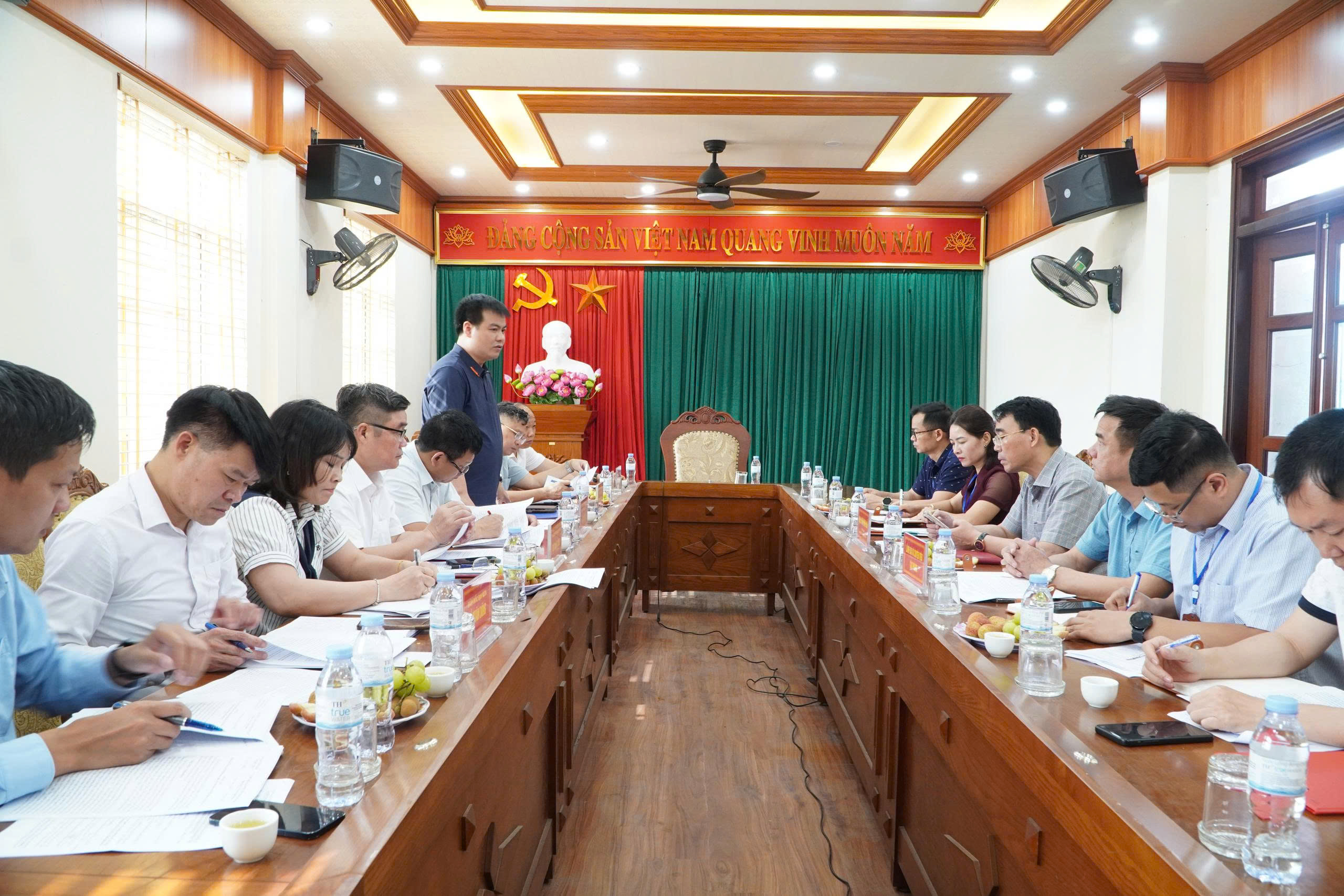 UBND xã Việt Tiến họp Báo cáo tiến độ các dự án trọng điểm với Ban quản lý dự án đầu tư xây dựng số 1 tỉnh Hưng Yên