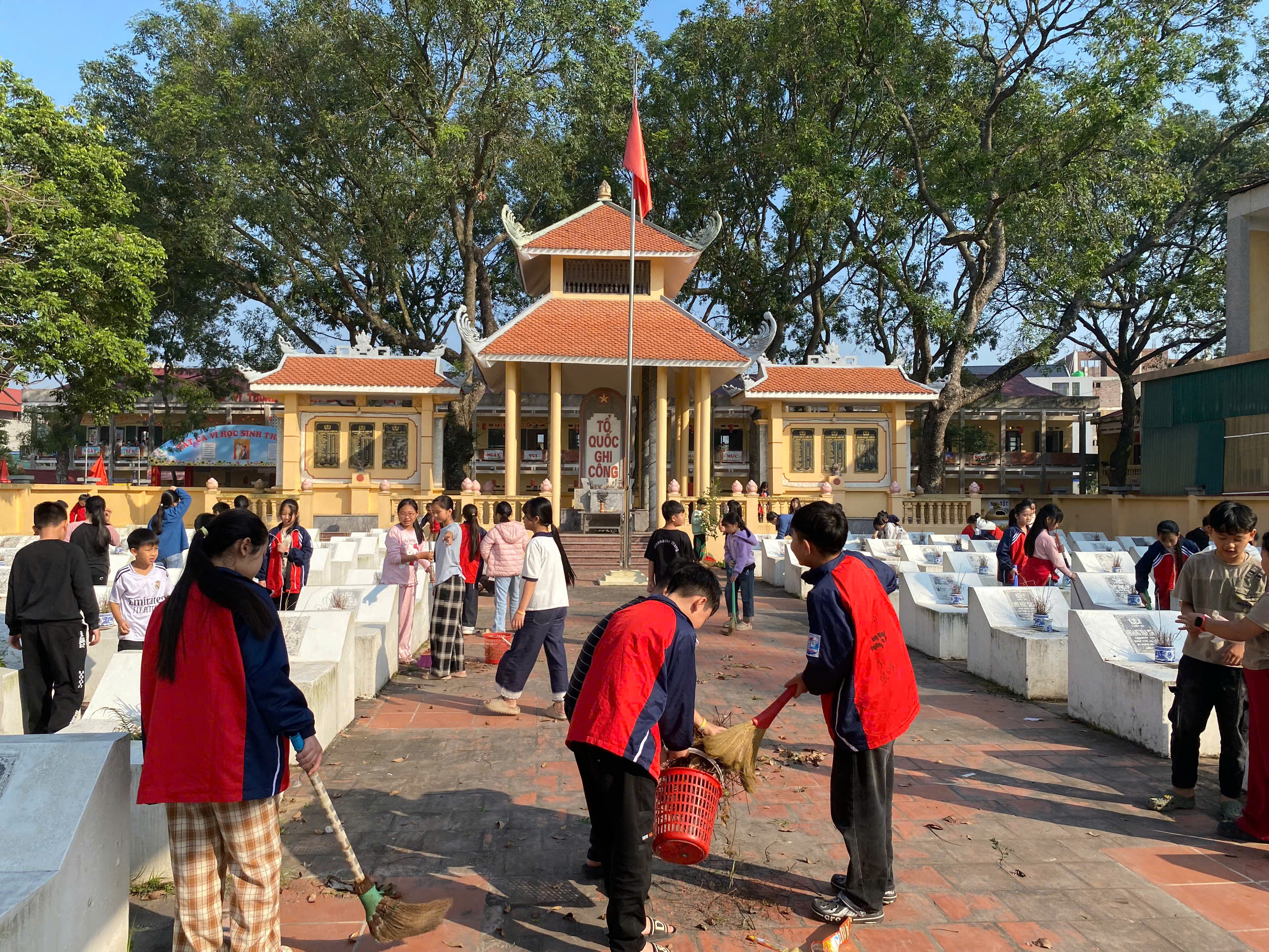 Trường Tiểu học Hồng Tiến tham gia dọn dẹp Nghĩa trang liệt sĩ nhân ngày 22-12