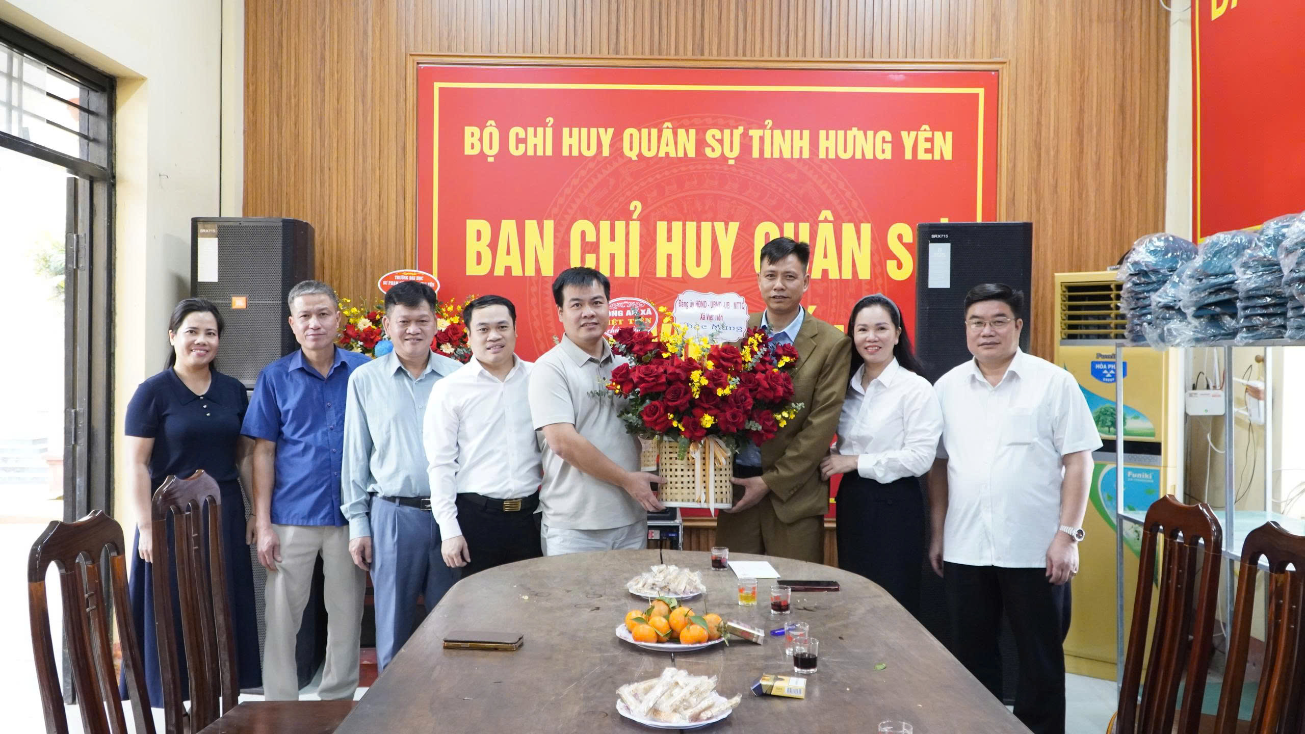 Lãnh đạo xã Việt Tiến tặng hoa chúc mừng Ban chỉ huy Quân sự xã nhân ngày thành lập Quân đội nhân dân Việt Nam 22/12