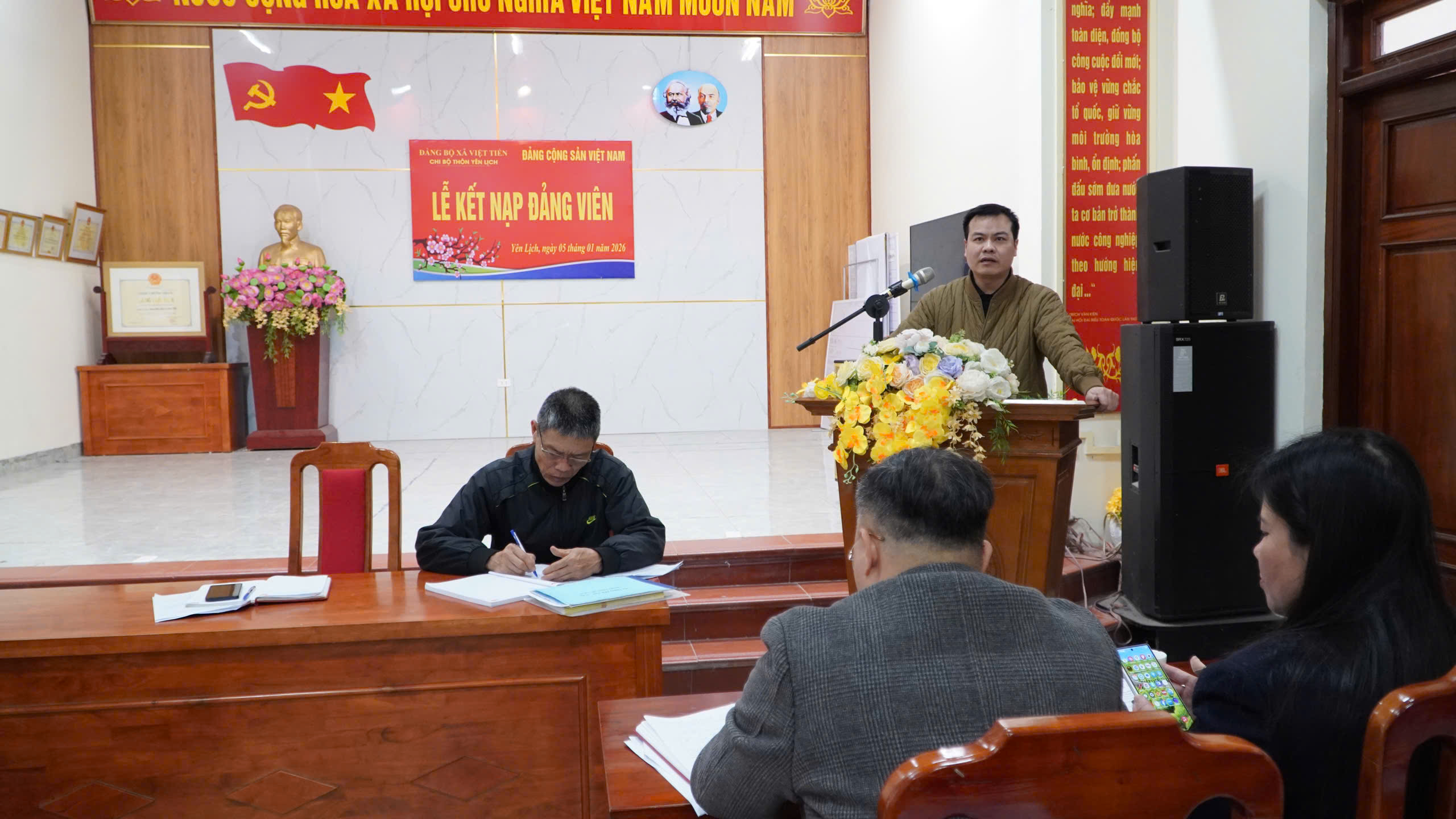 Đồng chí Nguyễn Đức Đoàn - Phó Bí thư Đảng ủy, Chủ tịch UBND xã dự sinh hoạt chi bộ thường kỳ thôn Yên Lịch