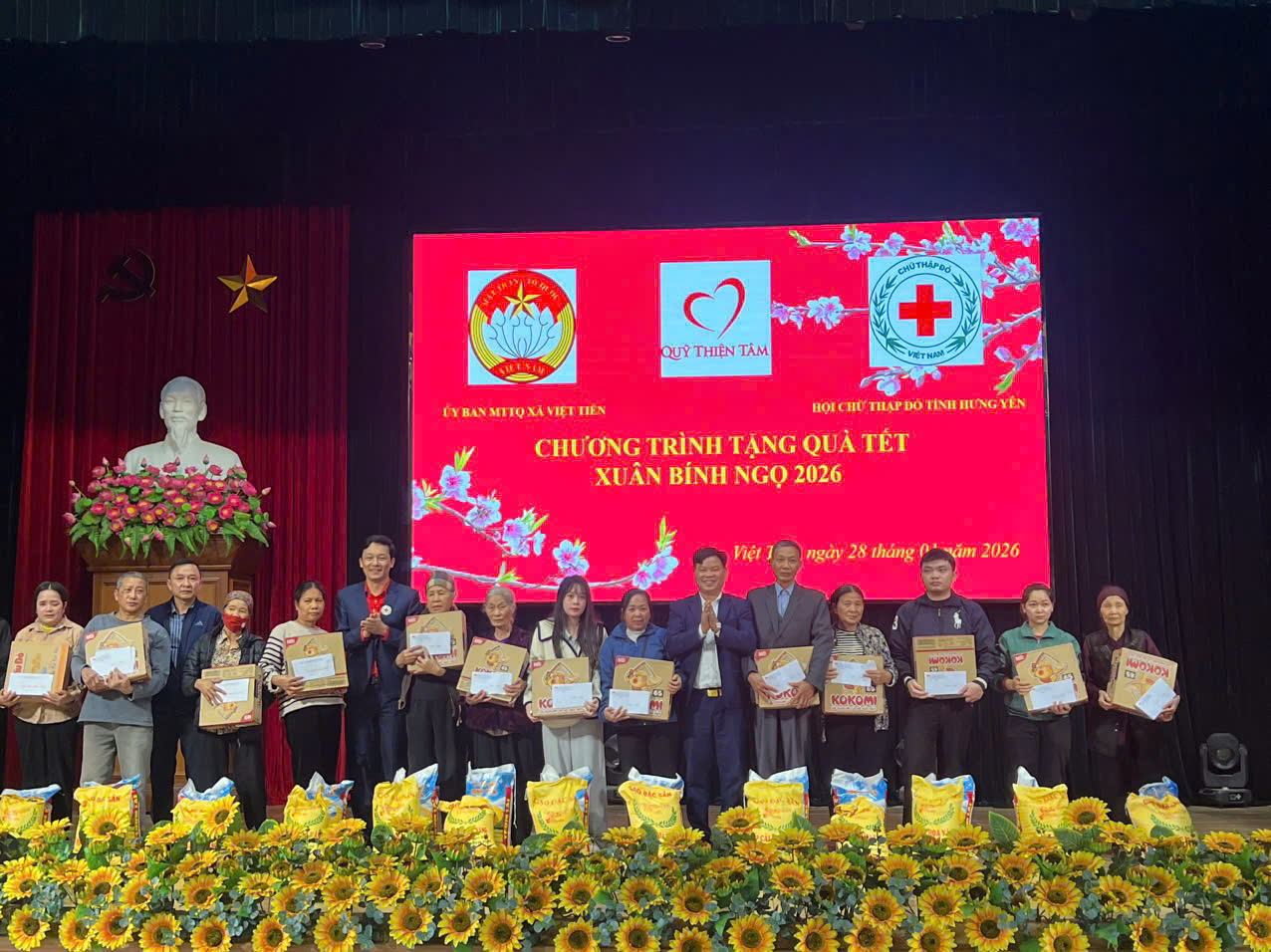 Xã Việt Tiến trao 650 suất quà Tết Nguyên đán Bính Ngọ 2026 cho người nghèo, người có hoàn cảnh khó khăn