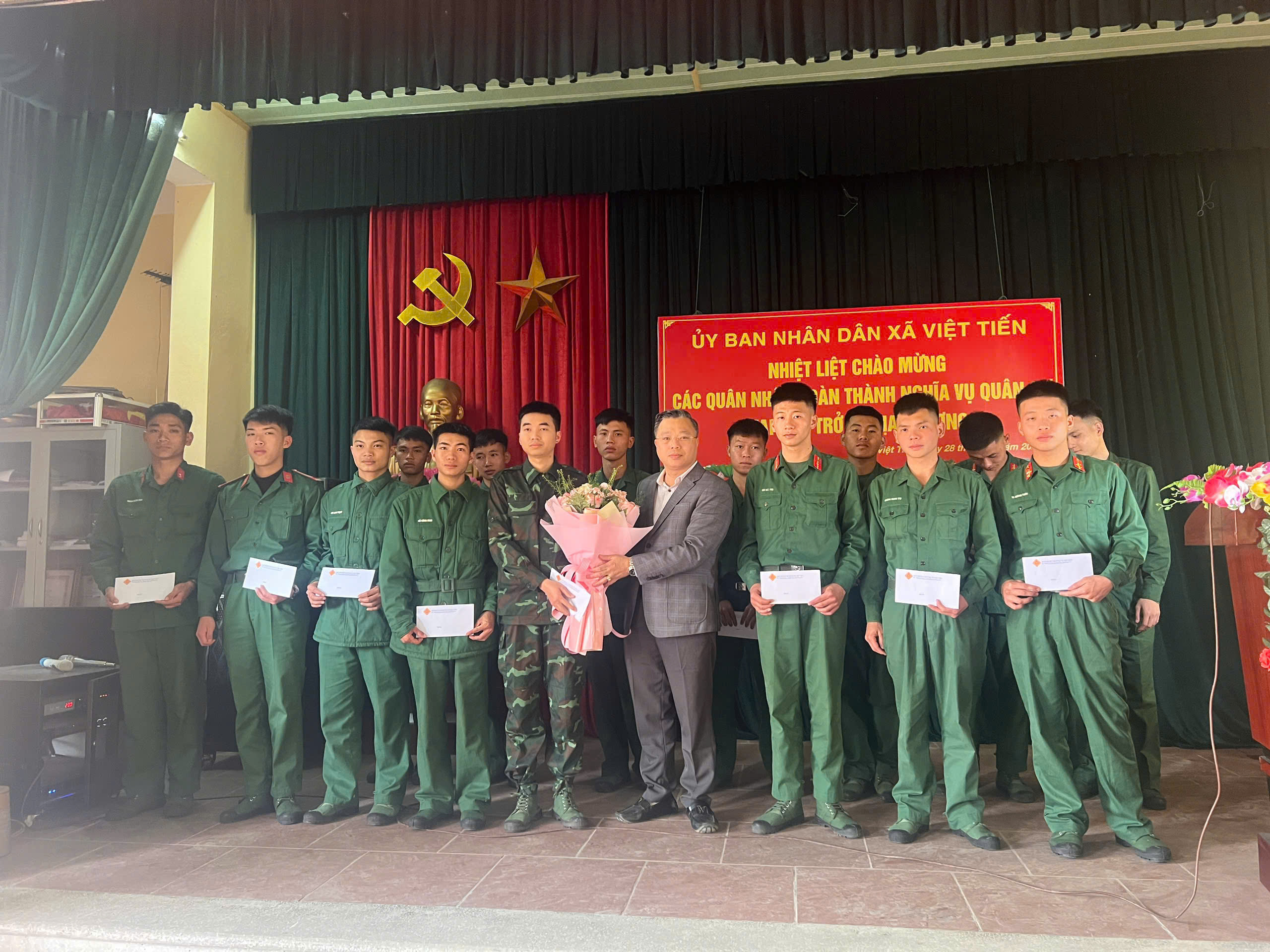 Uỷ ban nhân dân xã Việt Tiến tiếp nhận quân nhân xuất ngũ trở về địa phương