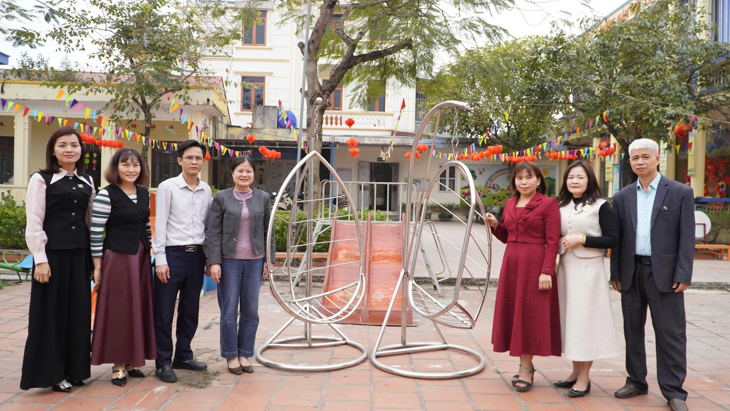 Trường Đại học Sư phạm Kỹ thuật Hưng Yên trao tặng đồ chơi, đồ dùng học tập cho Trường Mầm non Dân Tiến