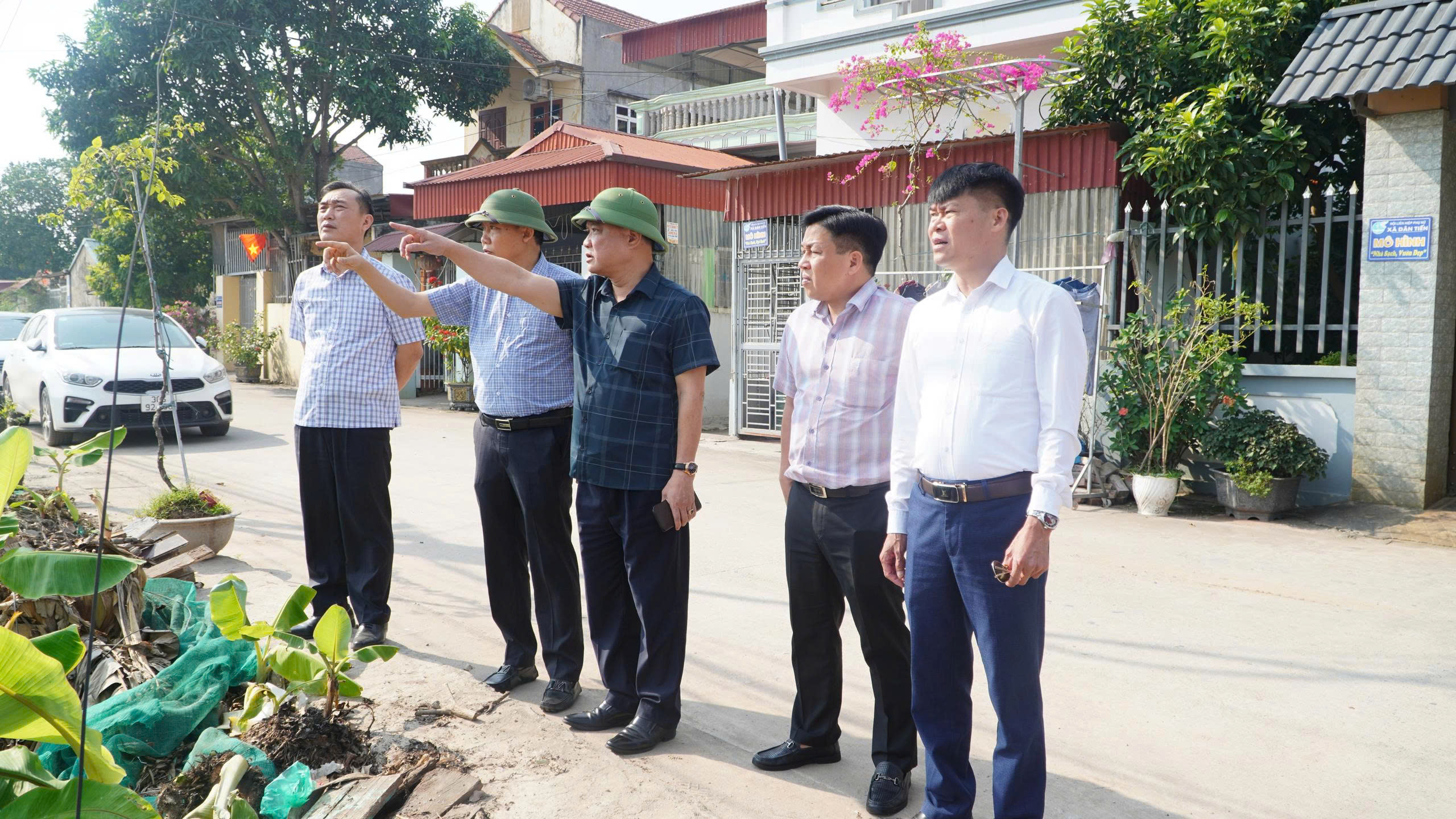 Lãnh đạo xã Việt Tiến kiểm tra tiến độ thi công các công trình, dự án trọng điểm trên địa bàn