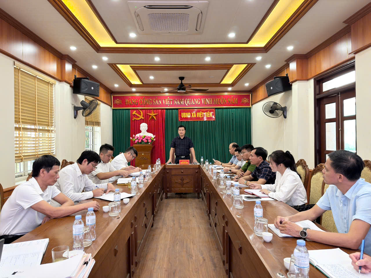 Xã Việt Tiến tổ chức hội nghị giải quyết phản ánh, kiến nghị của nhân dân về tình trạng ô nhiễm môi trường tại khu vực trang trại chăn nuôi.