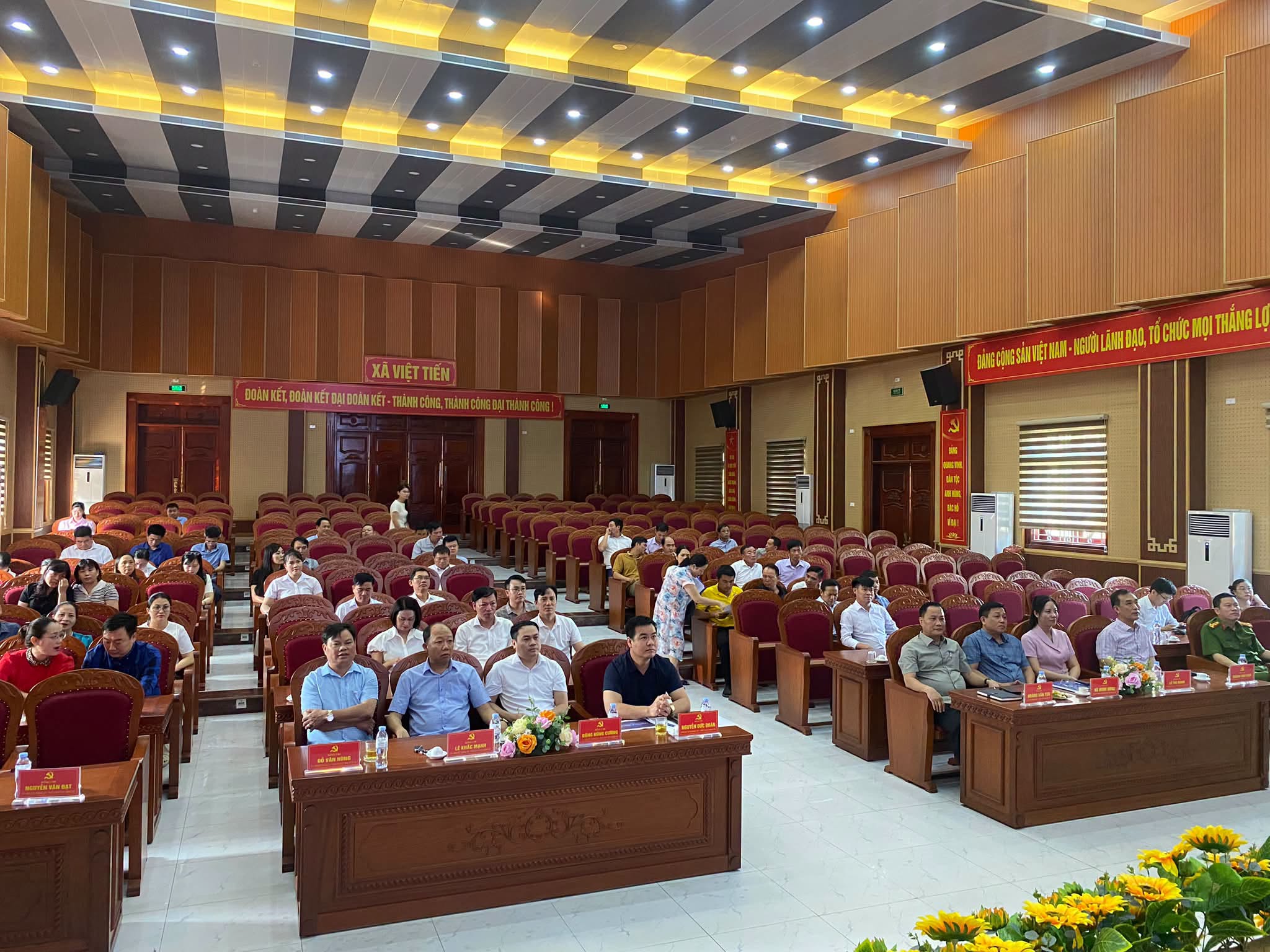 Xã Việt Tiến tham dự hội nghị trực tuyến toàn quốc nghiên cứu, học tập, quán triệt và triển khai thực hiện Nghị quyết Hội nghị lần thứ tư  Trung ương Đảng khoá XIV