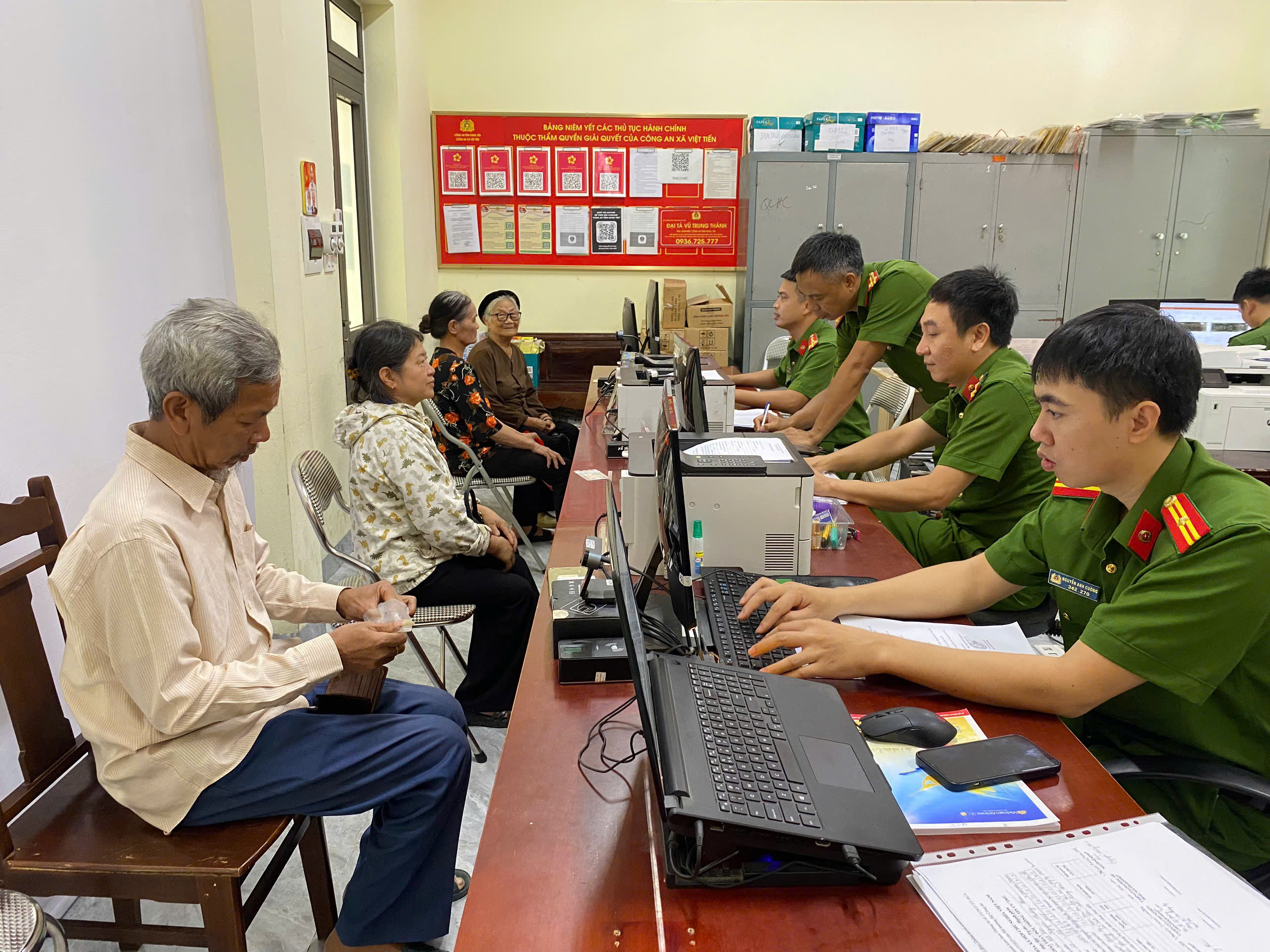 Việt Tiến đẩy mạnh hỗ trợ người dân đăng ký định danh điện tử mức độ 2