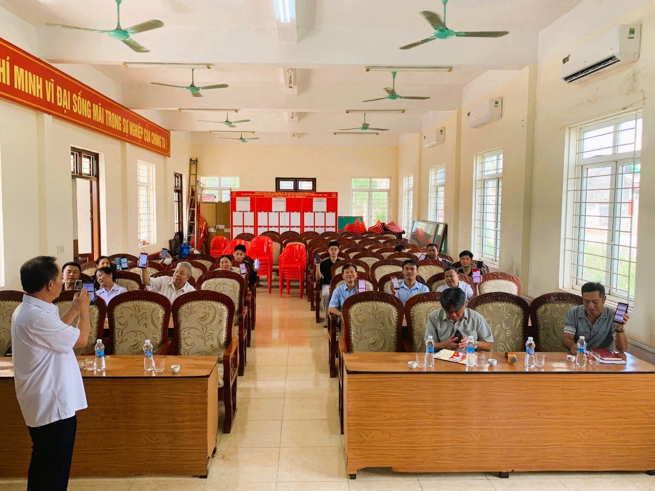ĐẢNG CÙNG NHÂN DÂN  “ĐƯA CÔNG NGHỆ SỐ VÀO ĐỜI SỐNG”